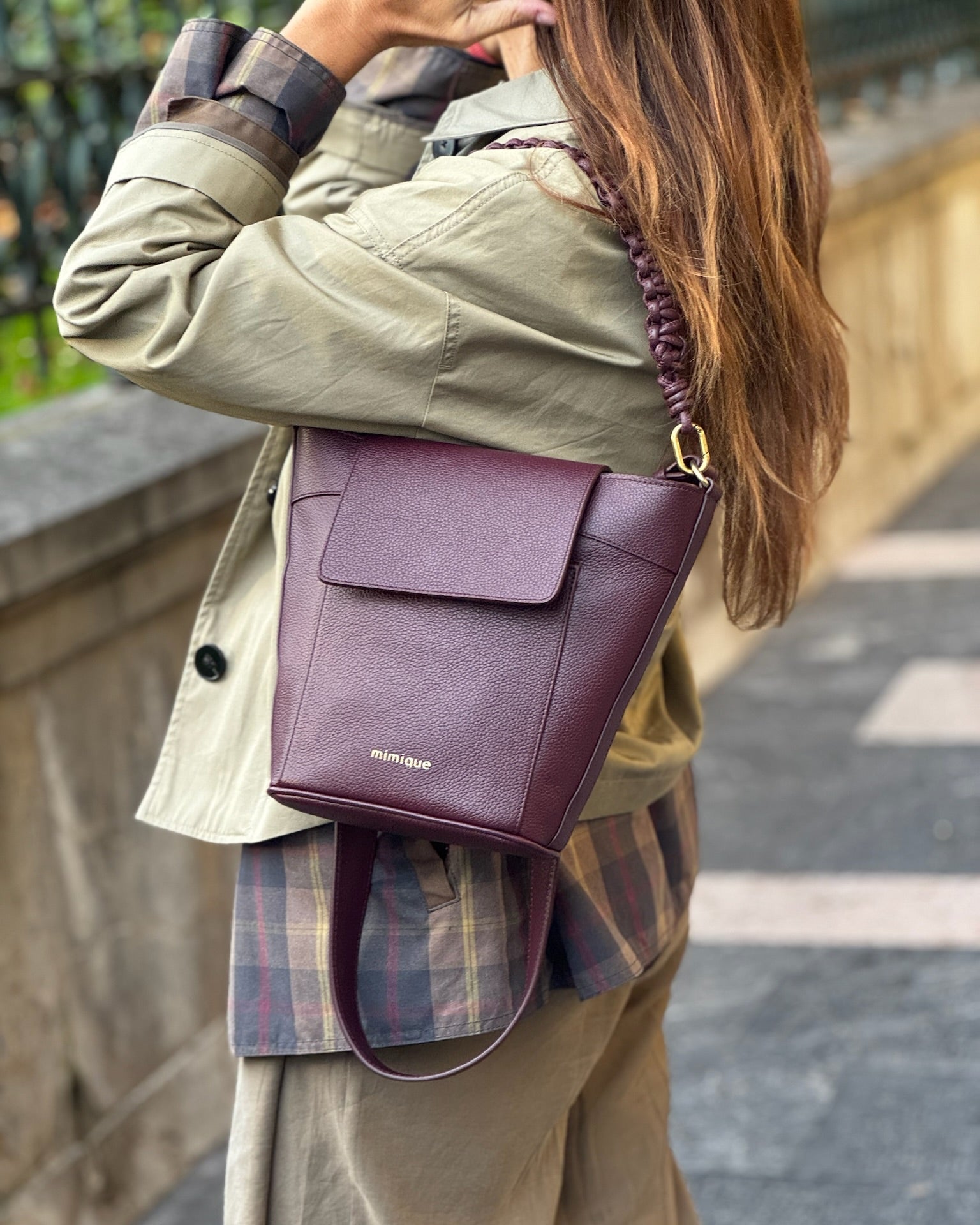 Bolso de piel para mujer Andrín Mimique color burdeos con tapa y cremallera hecho en España. Cierre seguro