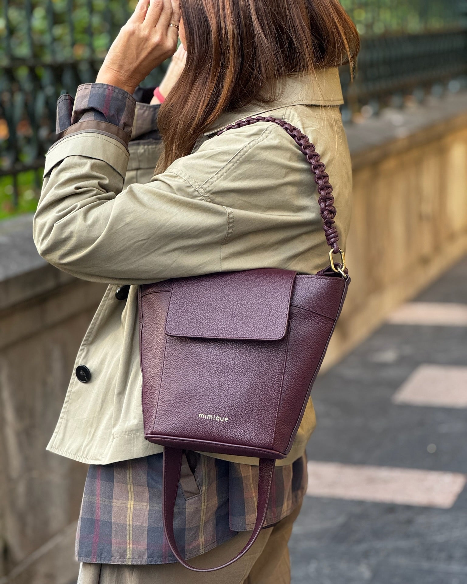 Bolso bandolera de piel premium para mujer Andrín Mimique. Color burdeos. Made in Spain