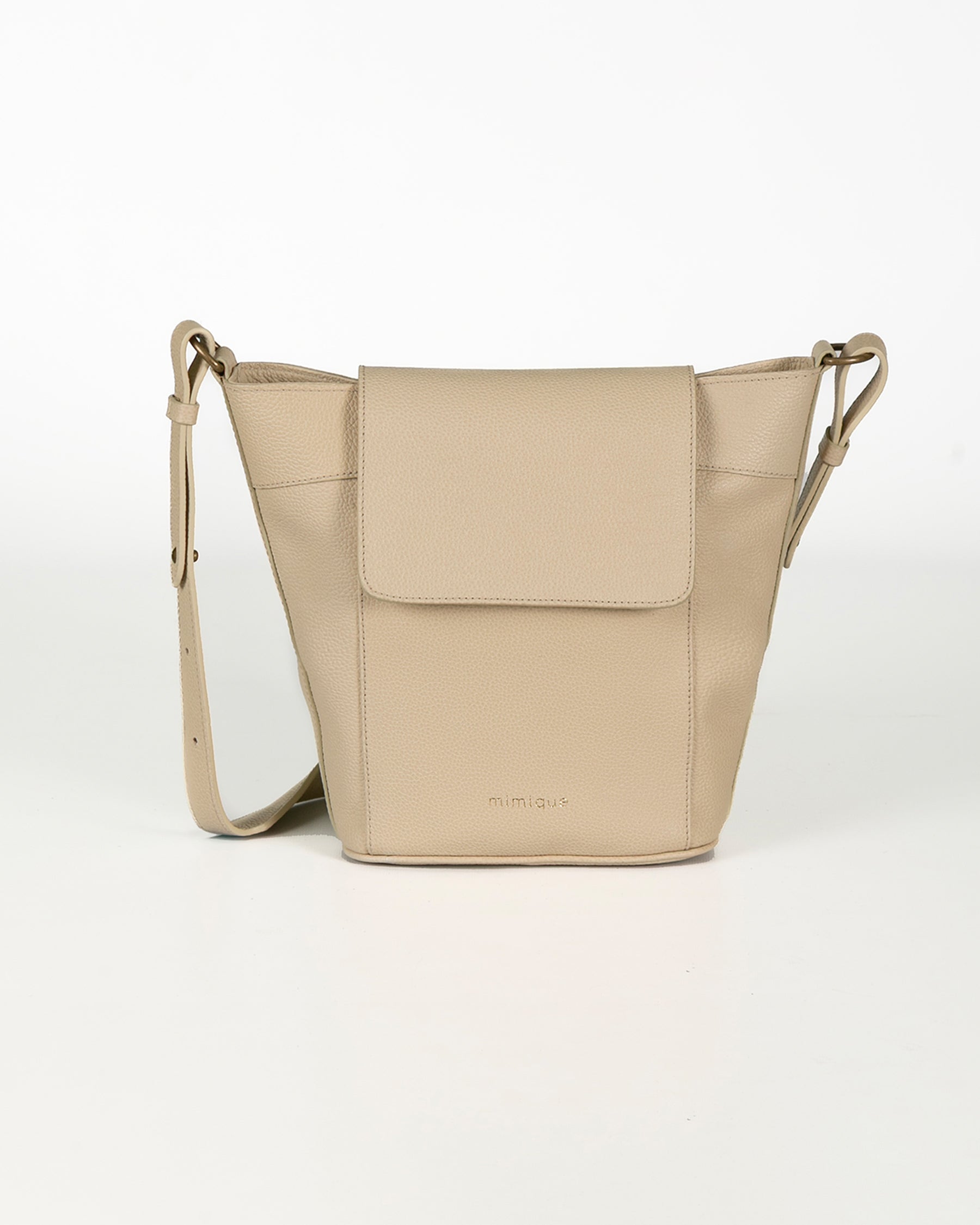 Bolso bandolera de piel color crema para mujer Andrín de Mimique, diseño con tapa y cremallera, hecho a mano en España