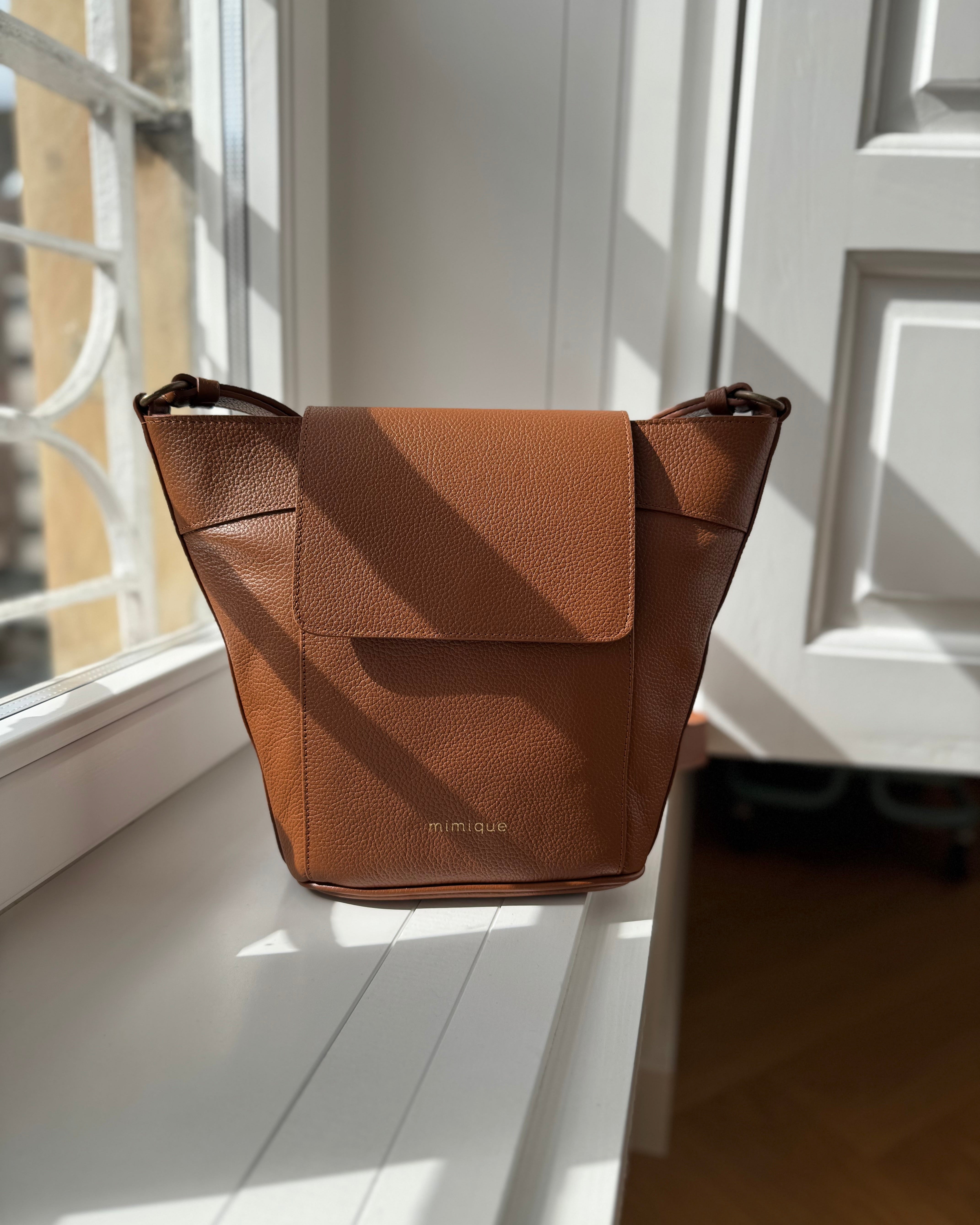 Bolso grande de piel para mujer Andrín de Mimique color cuero, con asa regulable y cierre con cremallera