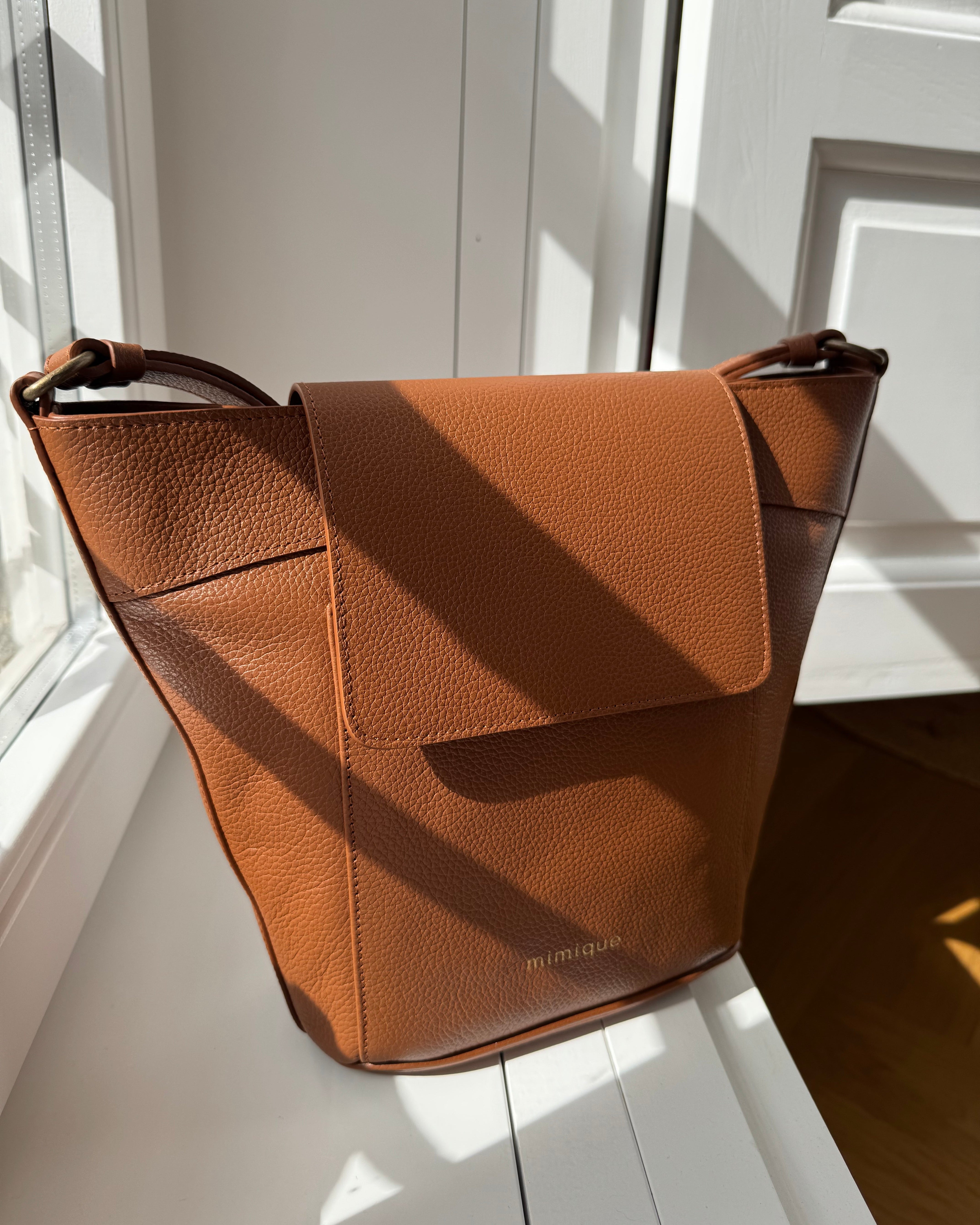 Bolso grande de piel para mujer Andrín de Mimique en color marrón cuero y bandolera ajustable