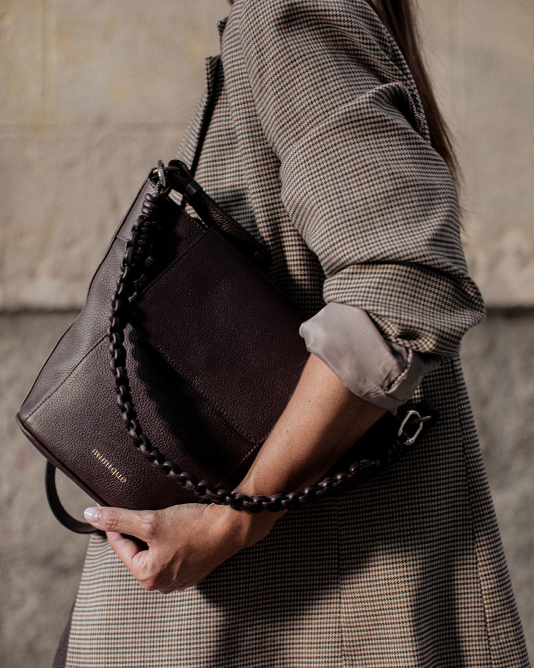 Bolso de mujer Andrín marrón chocolate con bandolera regulable y asa trenzada made in Spain | Mimique