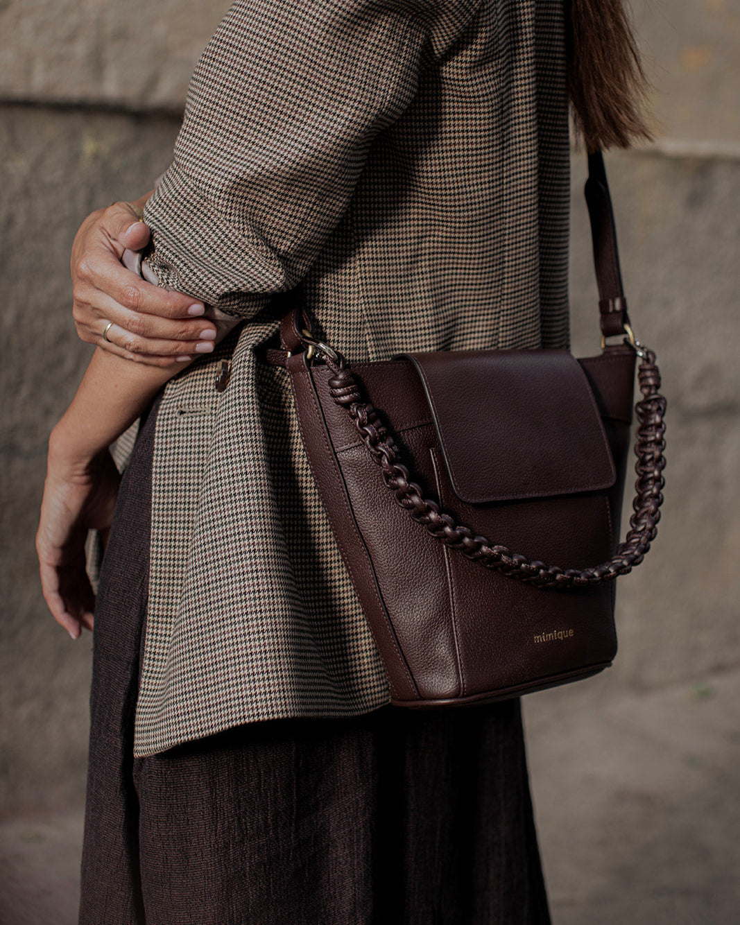 Bolso de piel para mujer Andrín de Mimique en color marrón chocolate con bandolera regulable made in Spain