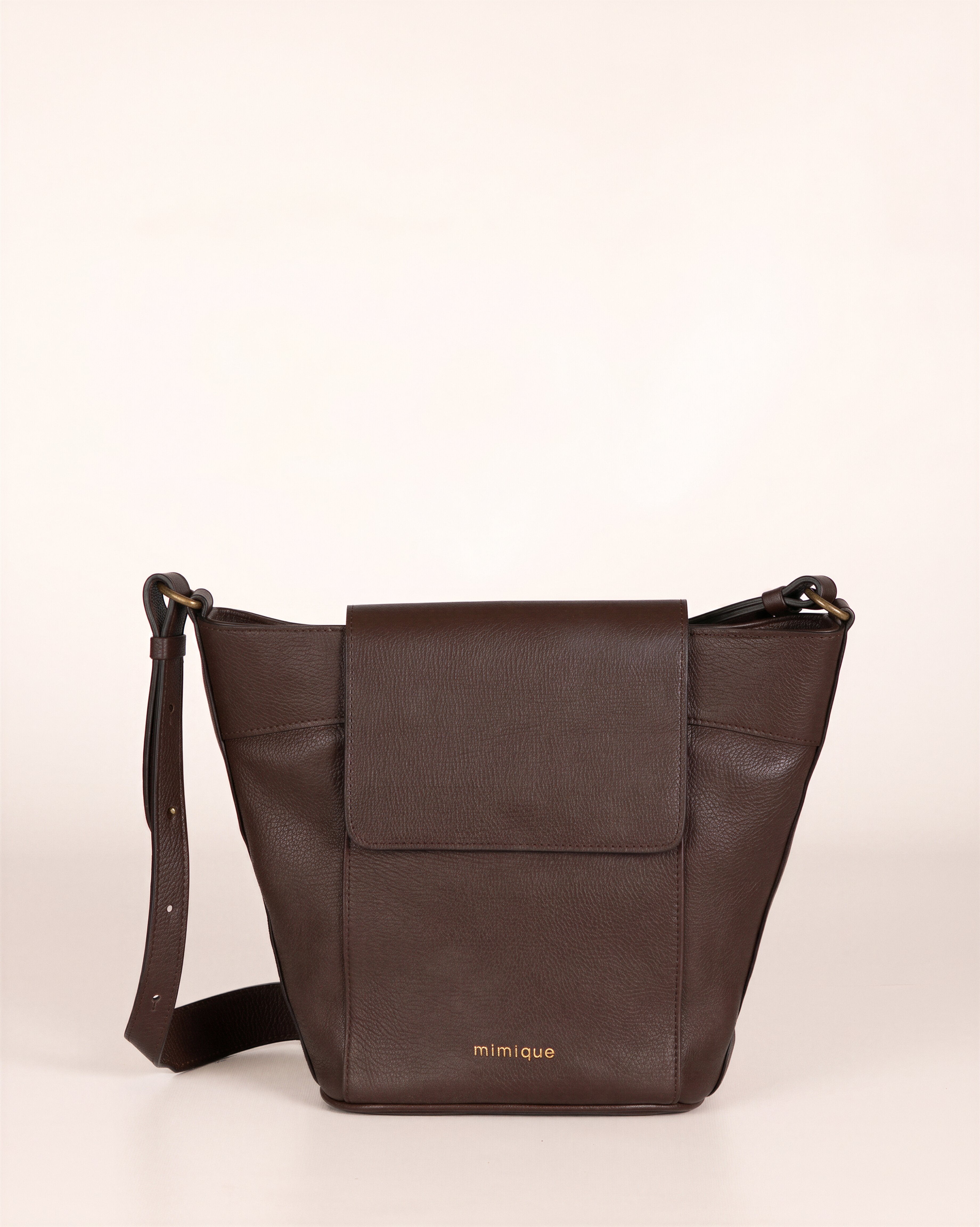 Bolso de piel para mujer Andrín de Mimique coolor marrón chocolate. Hecho a mano en España