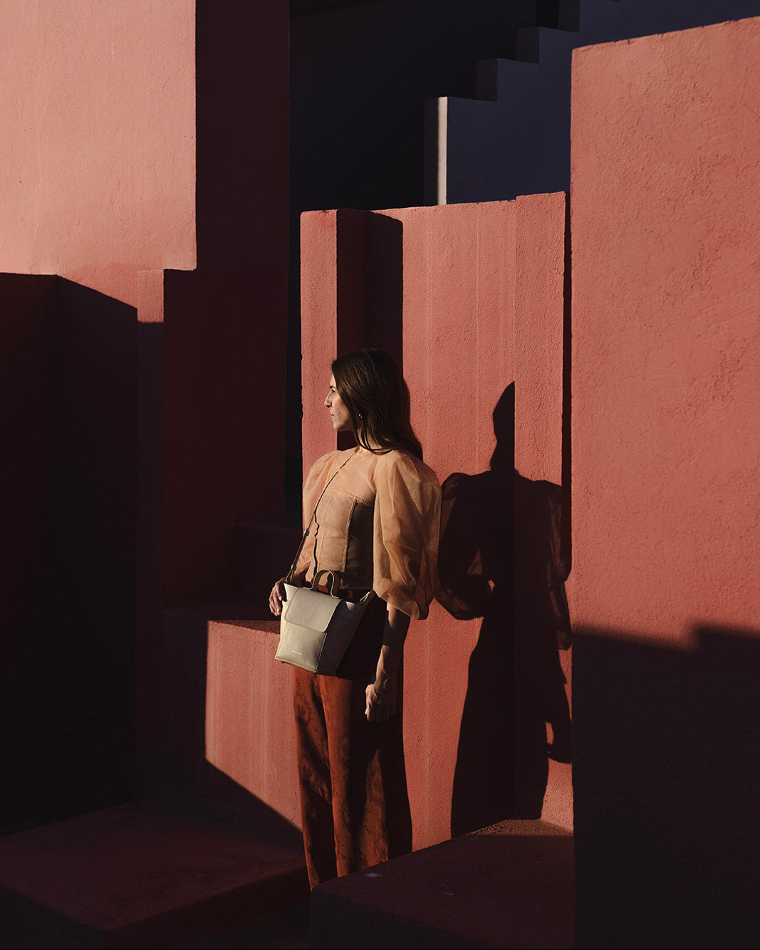 Bandolera de piel crema Andrín Mini para mujer, con cierre seguro y asa ajustable. Diseño exclusivo en piel de alta calidad. Hecho en España