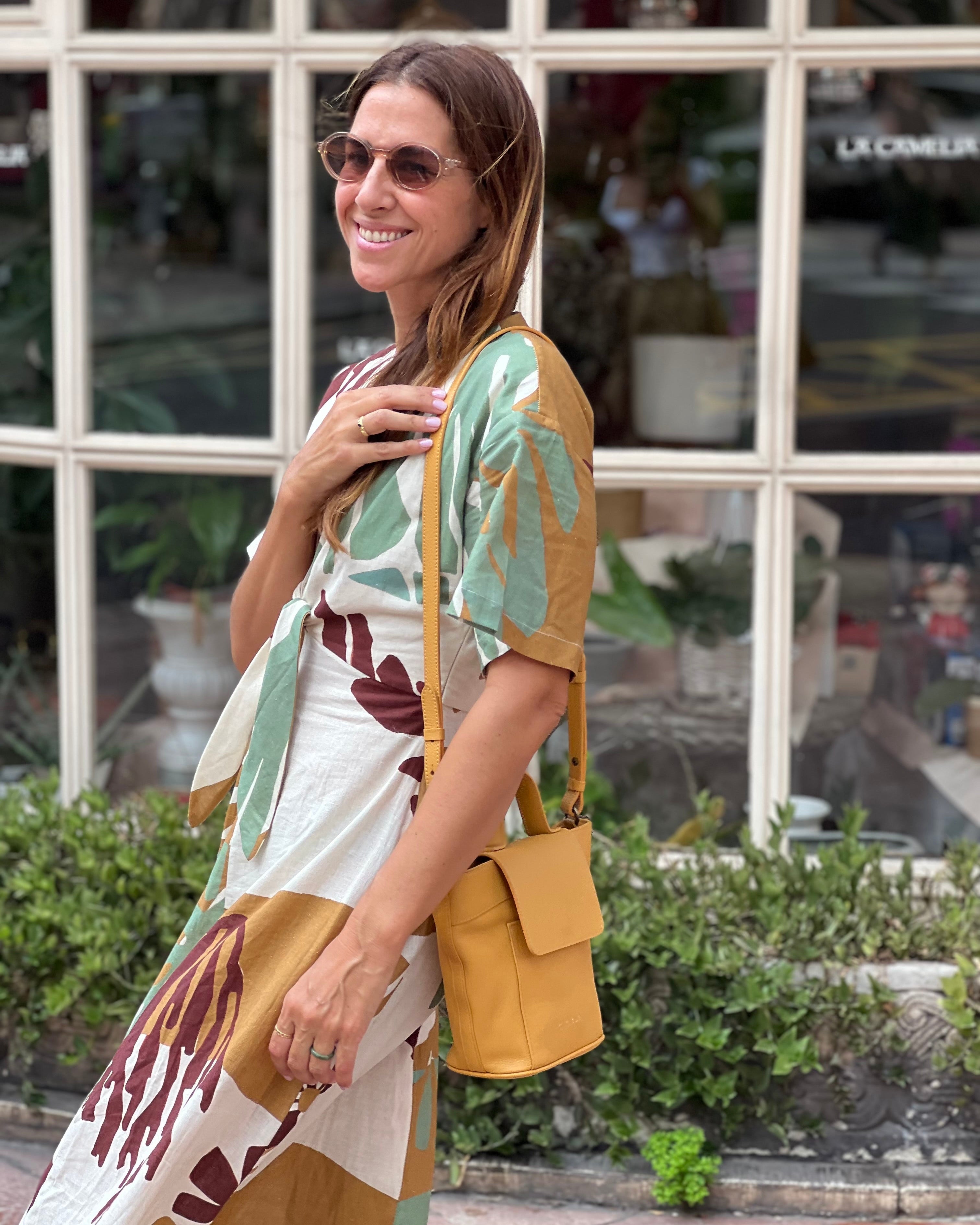 Bolso bandolera con tapa Andrín mini Mimique en piel premium mostaza diseño elegante cómodo y atemporal