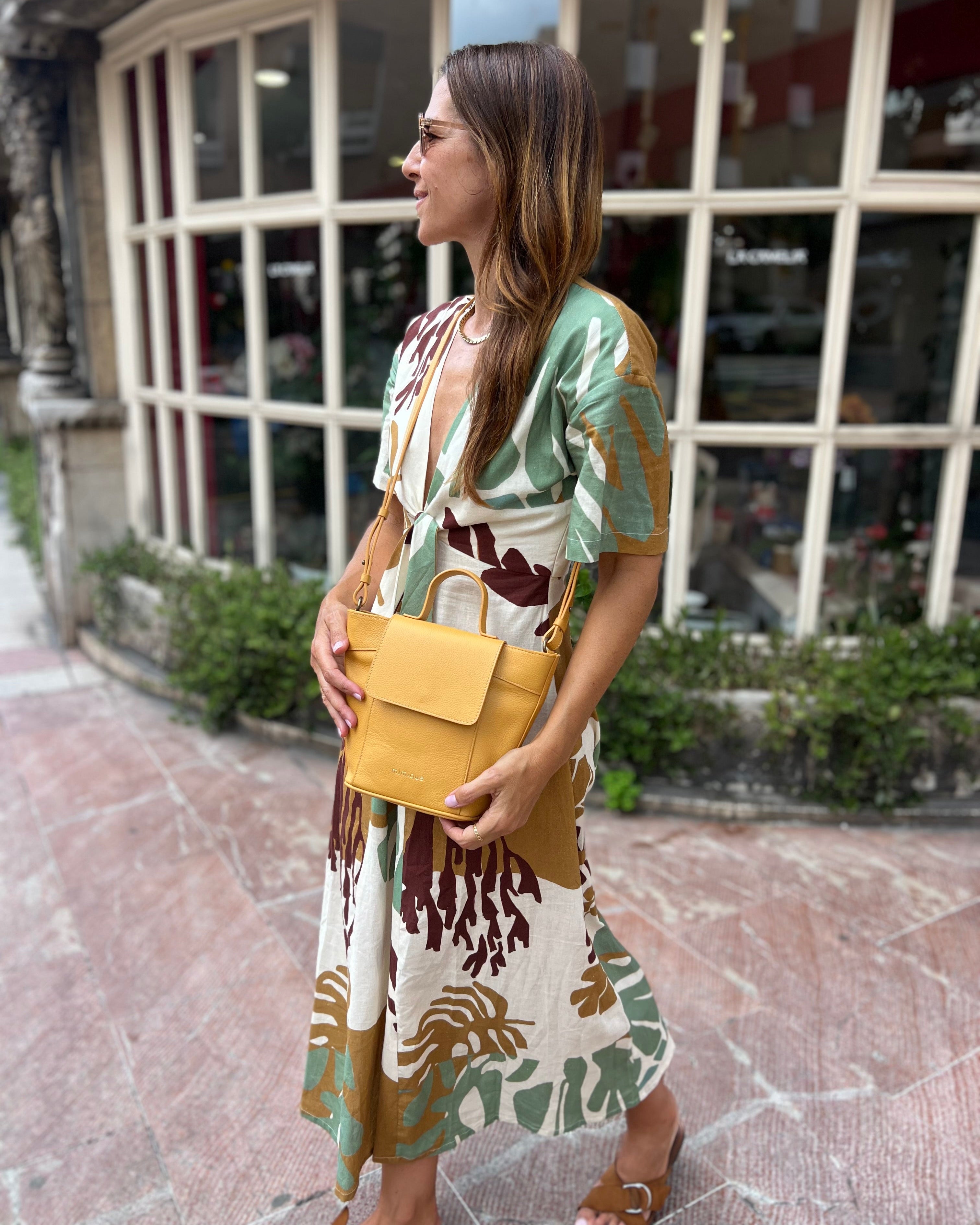 Bolso para mujer Andrín mini Mimique de piel de máxima calidad mostaza bandolera cómoda y ligera