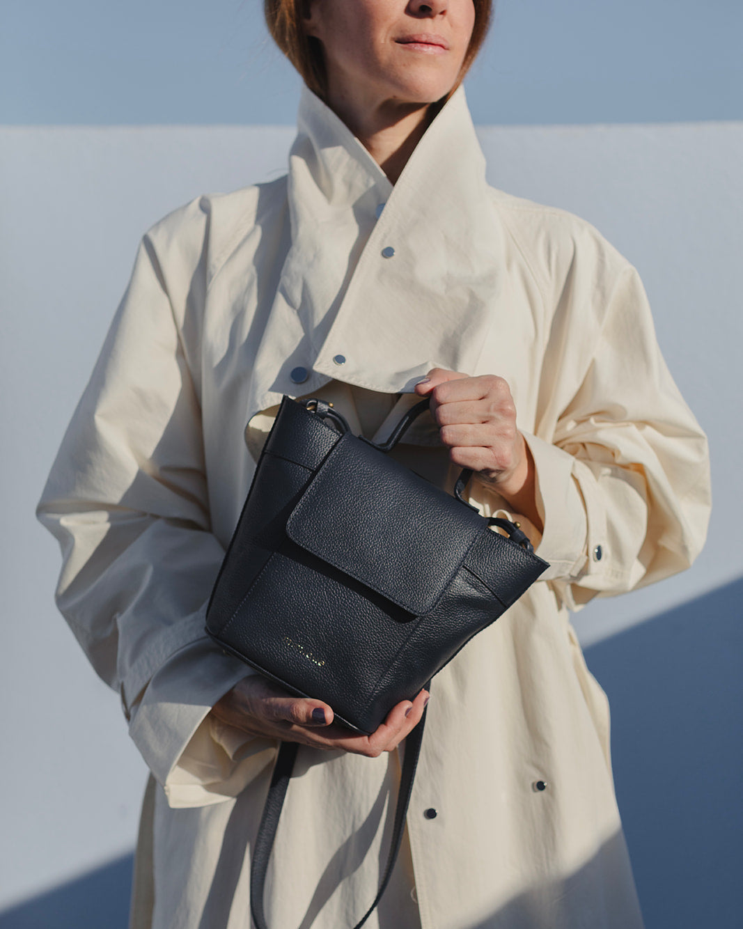 Bolso Andrín mini navy para mujer en piel. Bandolera ajustable de gran calidad y capacidad . Cierre seguro con cremallera - Mimique