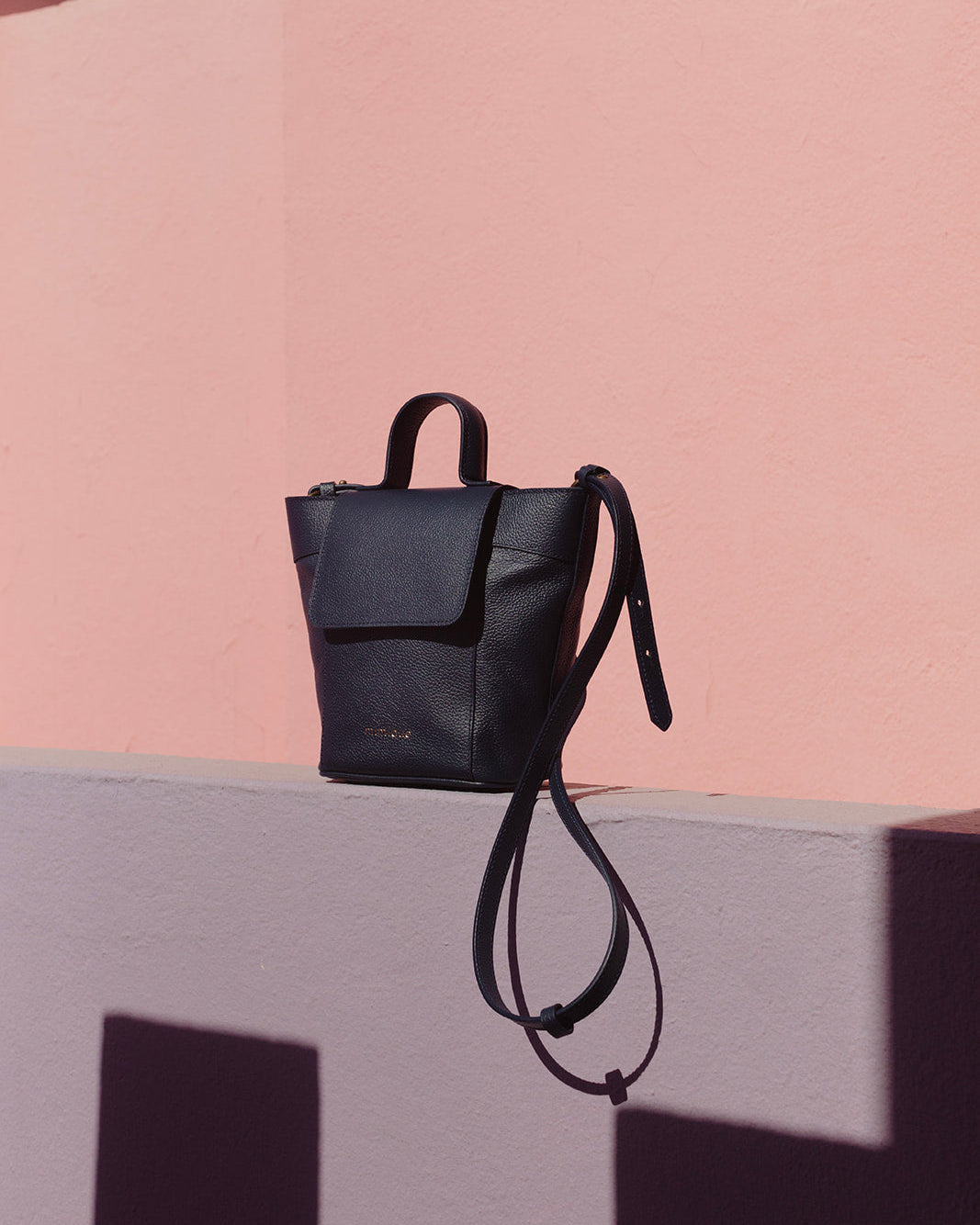 Bandolera de piel para mujer Andrín mini navy de Mimique. Cierre seguro con cremallera y tapa. Asa regulable