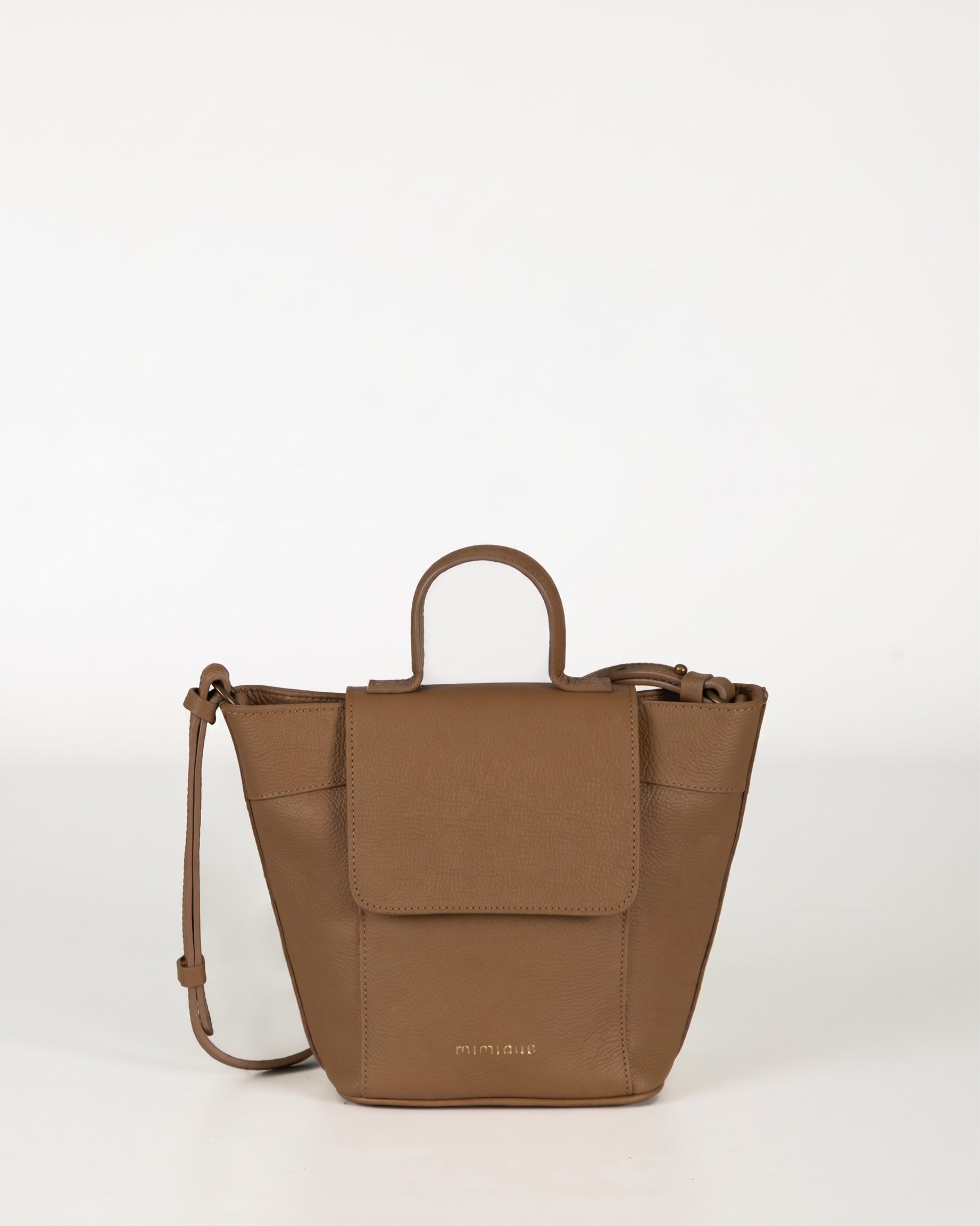 Bolso con tapa y cremallera Andrín mini de Mimique en piel camel praliné, hecho en España, ligero, cómodo y con amplia capacidad