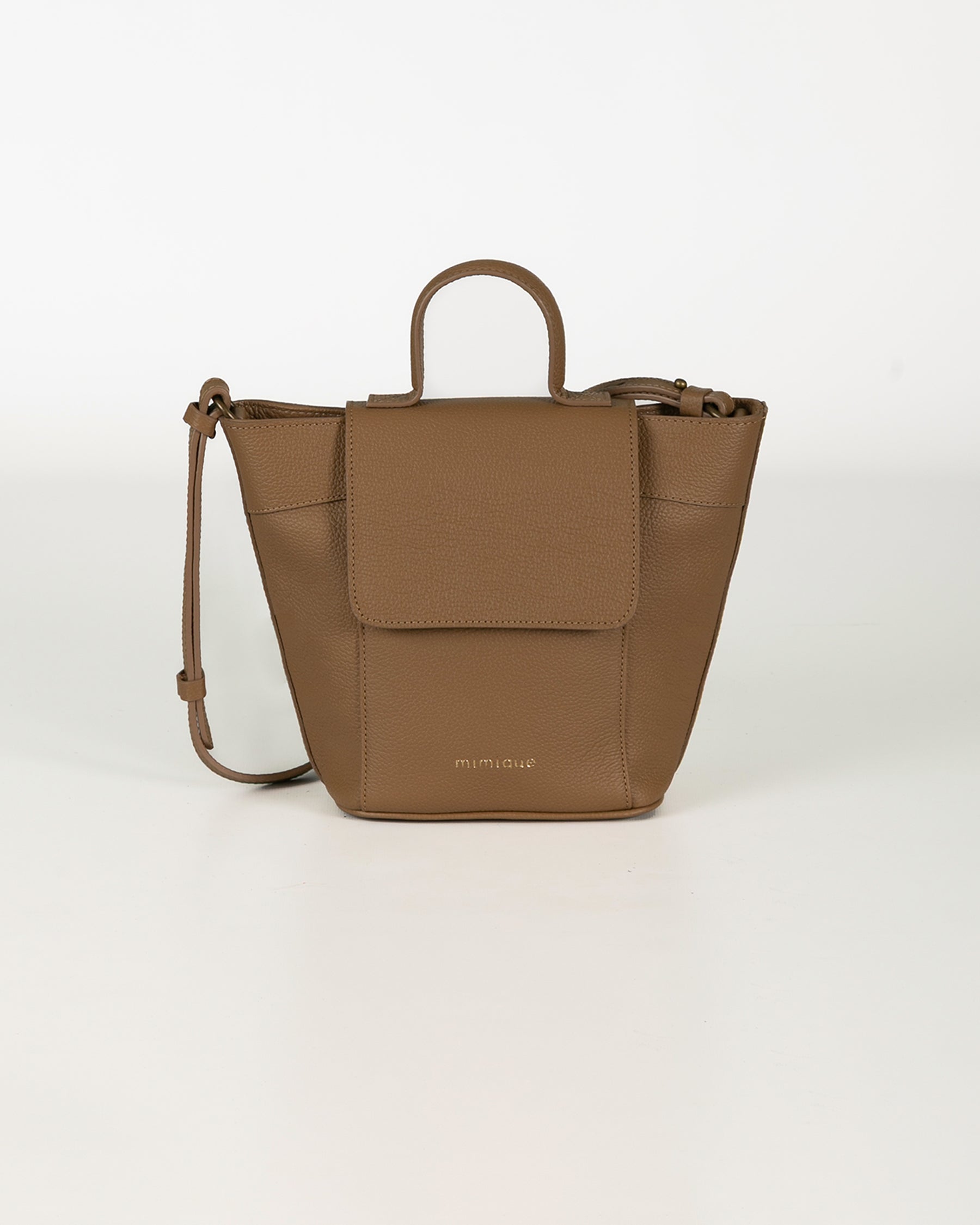 Bolso con tapa y cremallera Andrín mini de Mimique en piel camel praliné, hecho en España, ligero, cómodo y con amplia capacidad