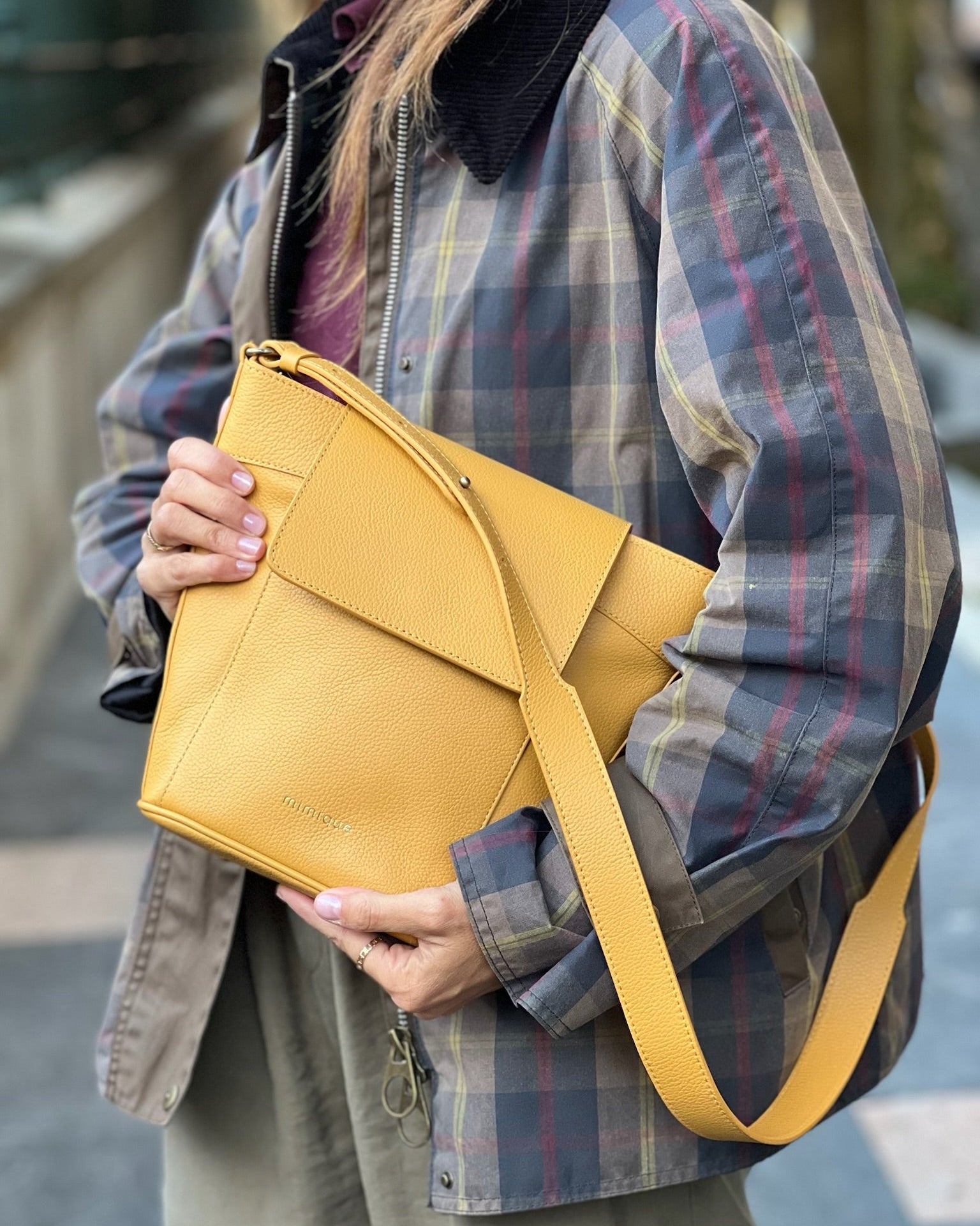 Bolso grande de piel para mujer Andrín Mimique color mostaza con bandolera regulable y cremallera hecho en España