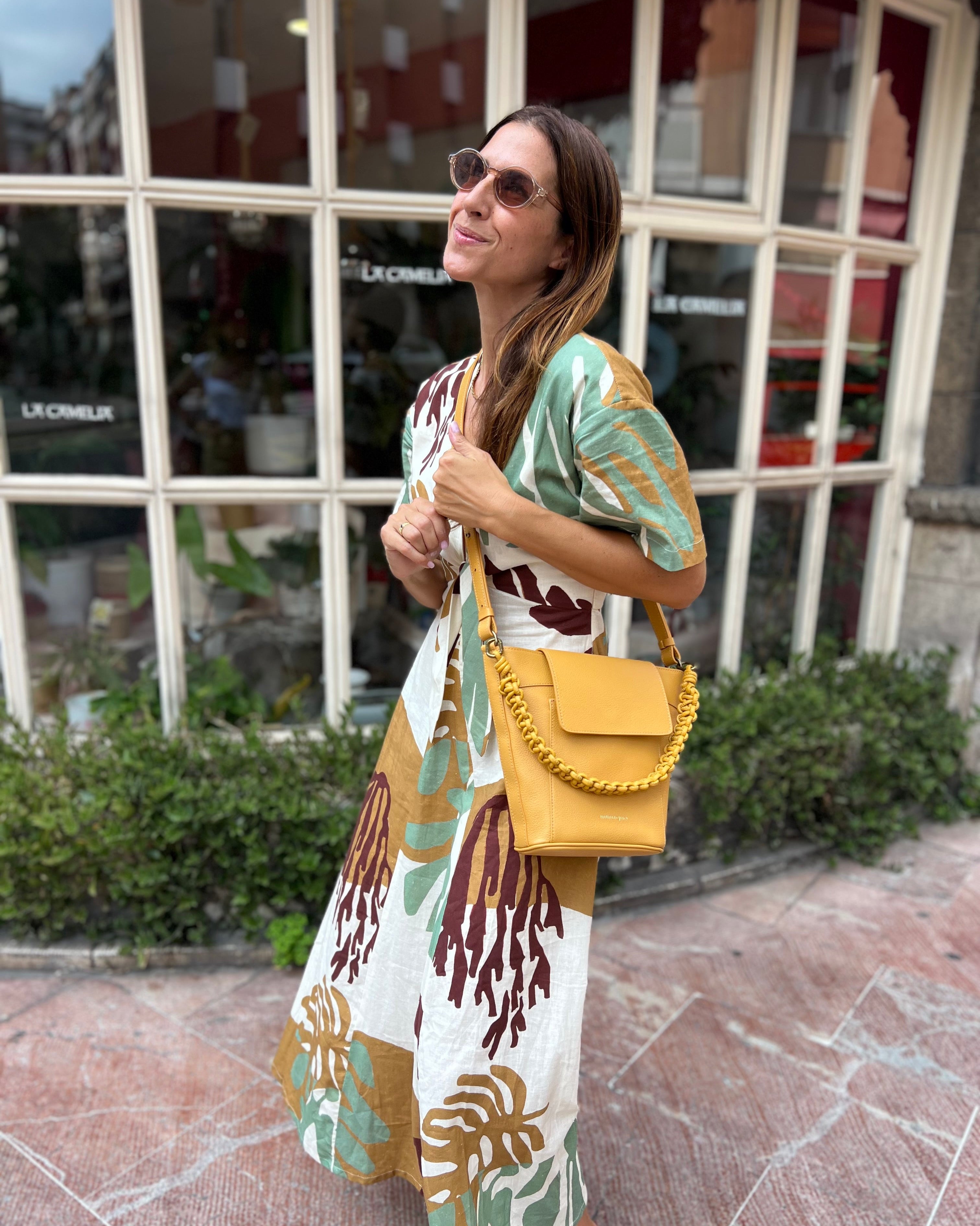 Bolso bandolera con tapa y cremallera Andrín de Mimique en piel premium color mostaza. Forro y bolsillo interior