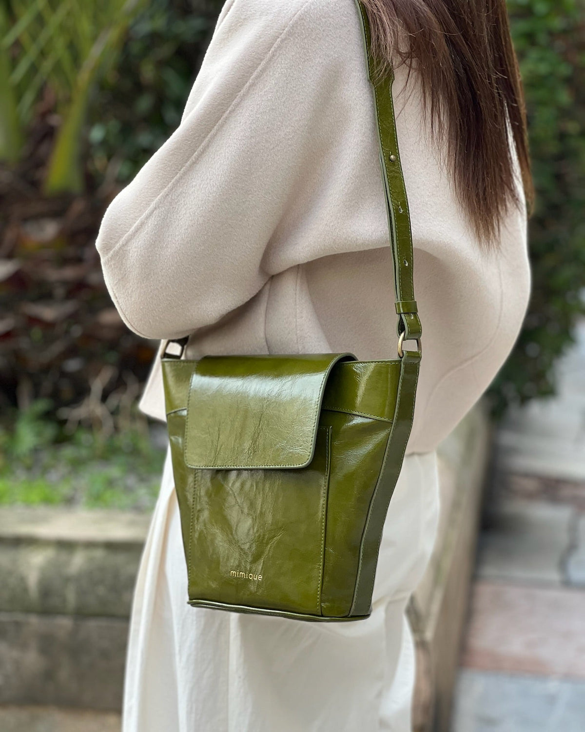 Bolso Andrín verde musgo Mimique con bandolera regulable cómodo y ligero cierre seguro