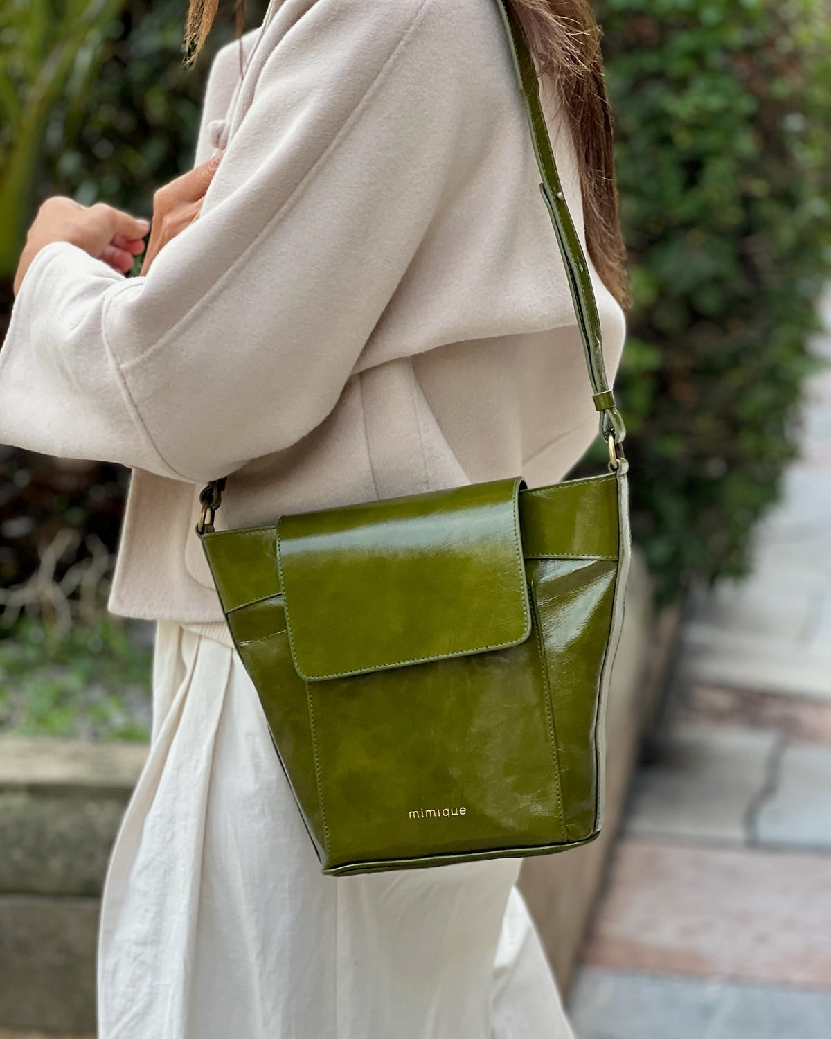 Bolso bandolera Andrín verde musgo Mimique para mujer con tapa y cremallera made in spain