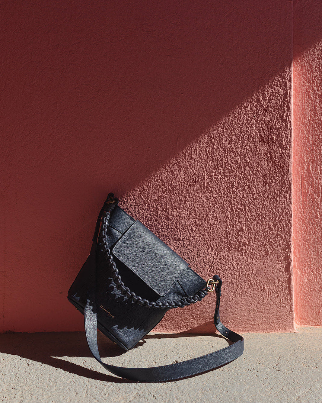 Bolso mediano de piel para mujer Andrín de Mimique color navy. Fabricación artesanal en España. Cómodo, ligero, con gran capacidad