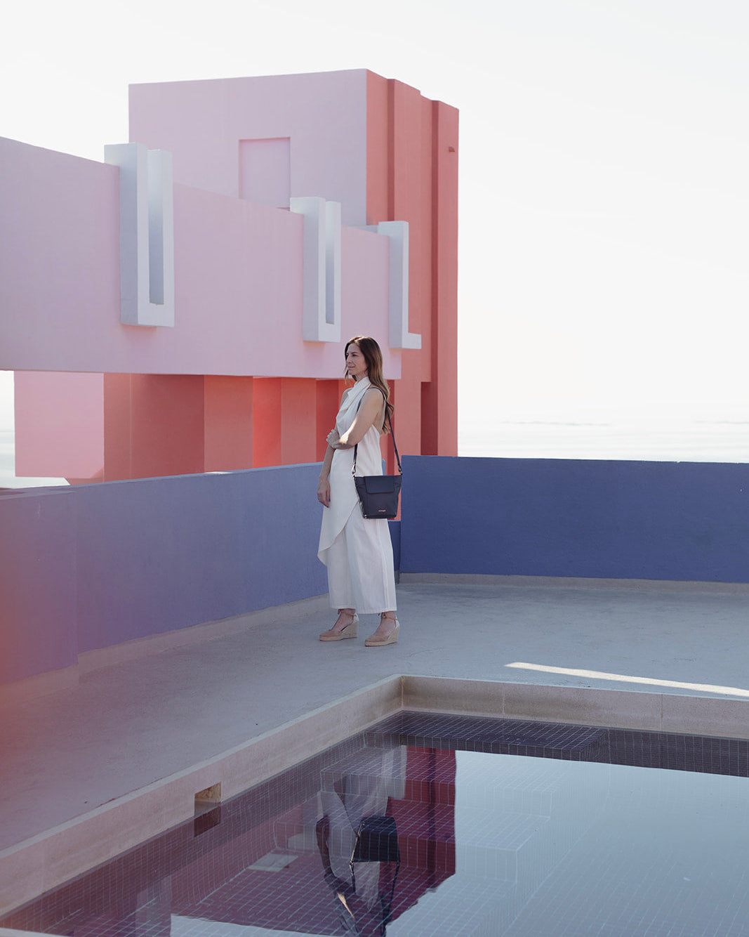 Bolso bandolera Andrín para mujer de piel premium color azul marino navy. Cierre seguro con tapa cremallera 