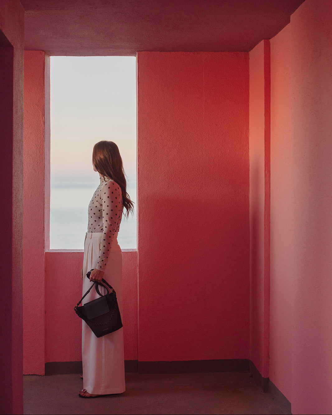 Bolso de piel premium para mujer Andrín de Mimique color azul marino. Diseñado y fabricado de forma artesanal en España