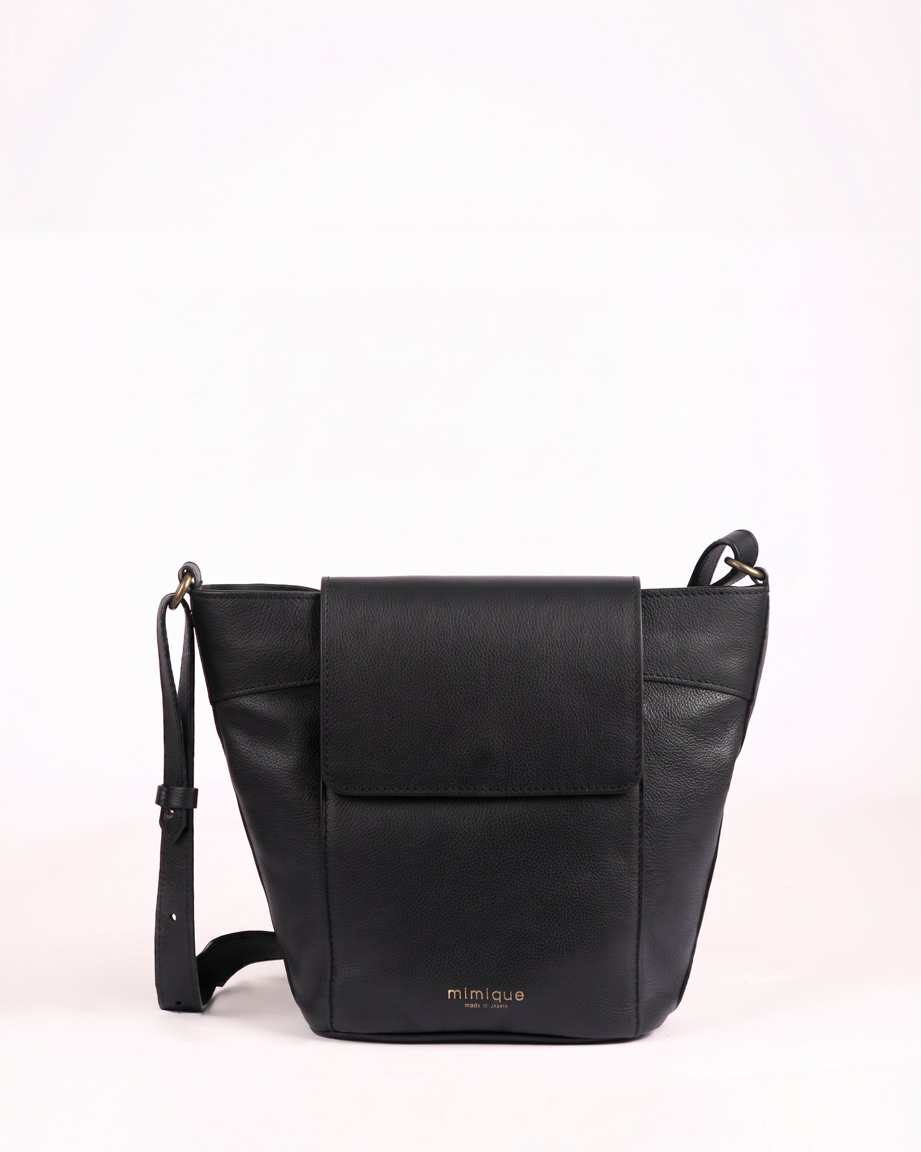 Bolso de piel para mujer Andrín de Mimique en color negro con bandolera ajustable y cierre con cremallera