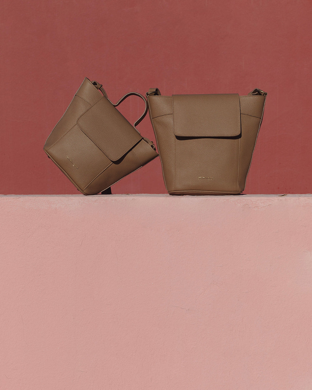 Bolso de piel crema Andrín tipo bandolera para mujer, hecho en España, diseño cómodo, ligero y con gran capacidad para el día a día - Mimique