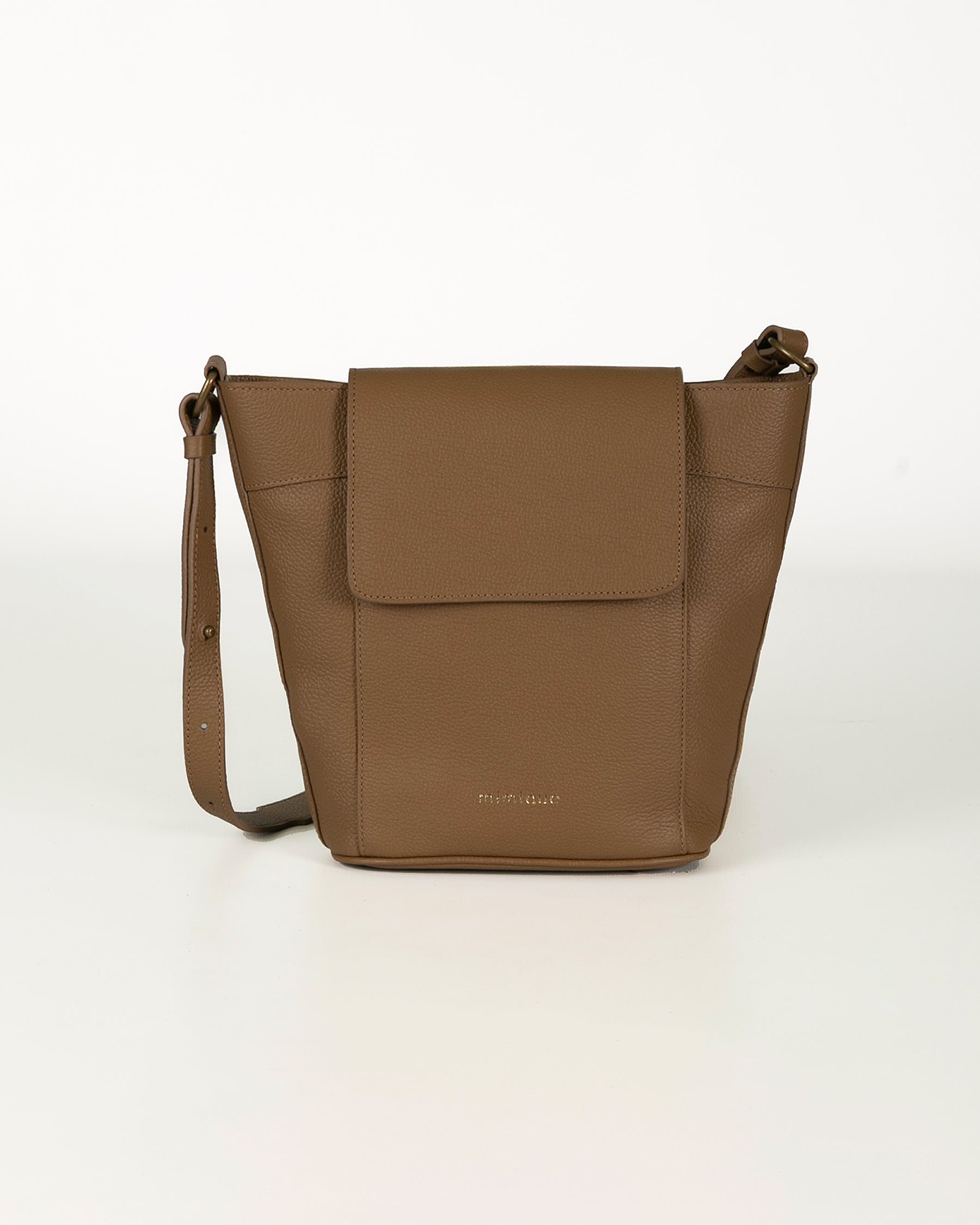 Bolso bandolera de piel con tapa y cremallera Andrín de Mimique color camel praliné, diseño original y atemporal hecho en España, ligero, cómodo y con capacidad