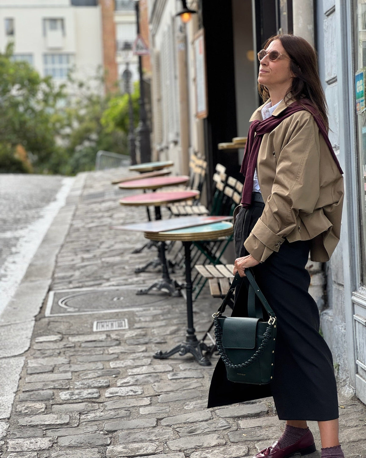 Bolso para mujer de piel verde Andrín tachuelas con asa regulable y cremallera hecho en España