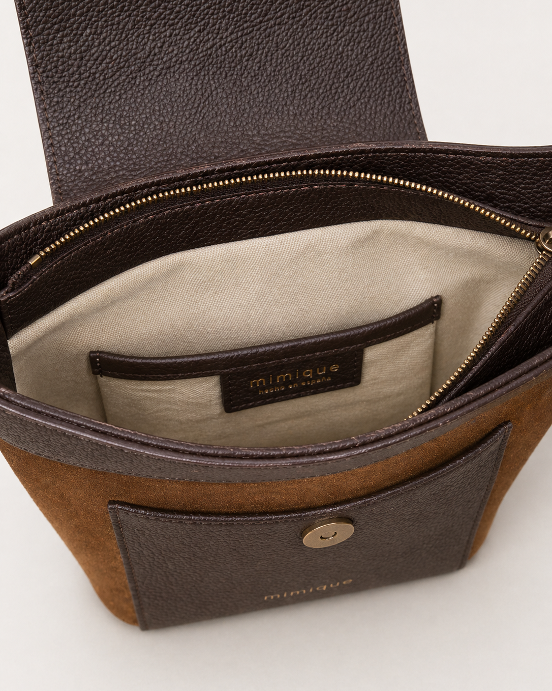 Bolso Andrín mini Mimique en piel y serraje marrón de gran calidad con cremallera, forro y bolsillo interior
