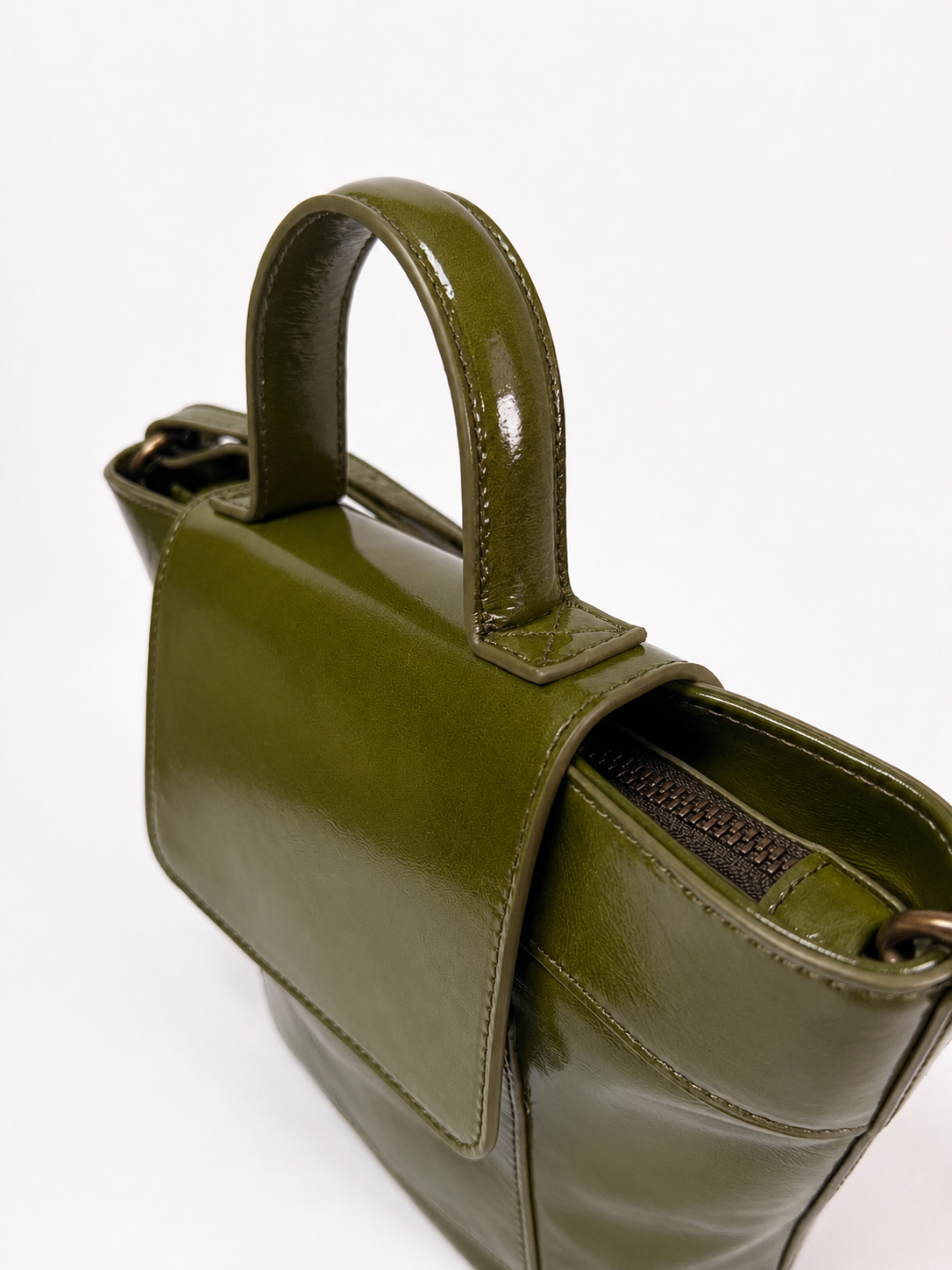 Bolso Andrín mini verde musgo en piel de alta calidad con brillo cierre seguro con tapa, cremallera y asa de mano