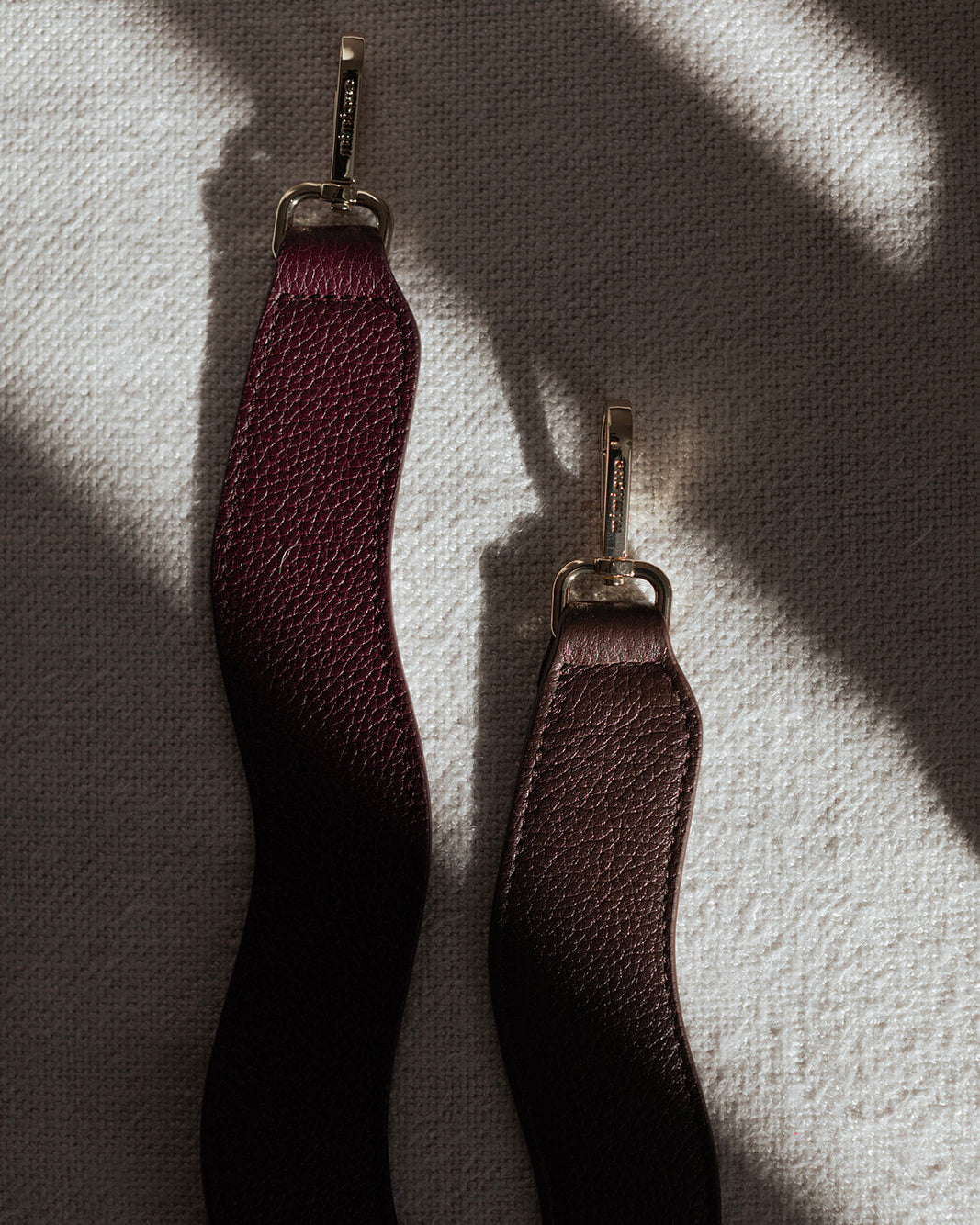 Asa de mano personalizada bolso bombonera de piel para mujer Serín Mimique. Color marrón chocolate. Hecho en España. 