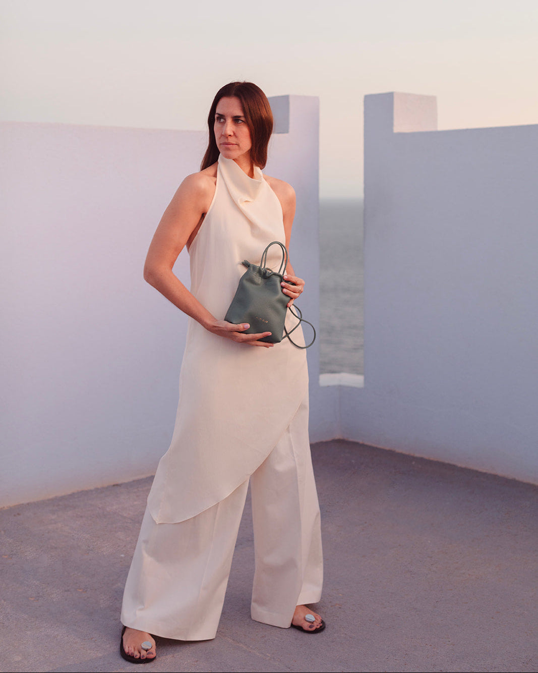 Bolso Cue para mujer tipo bombonera verde aguamarina en piel, con bandolera y asa corta. Made in Spain | Mimique