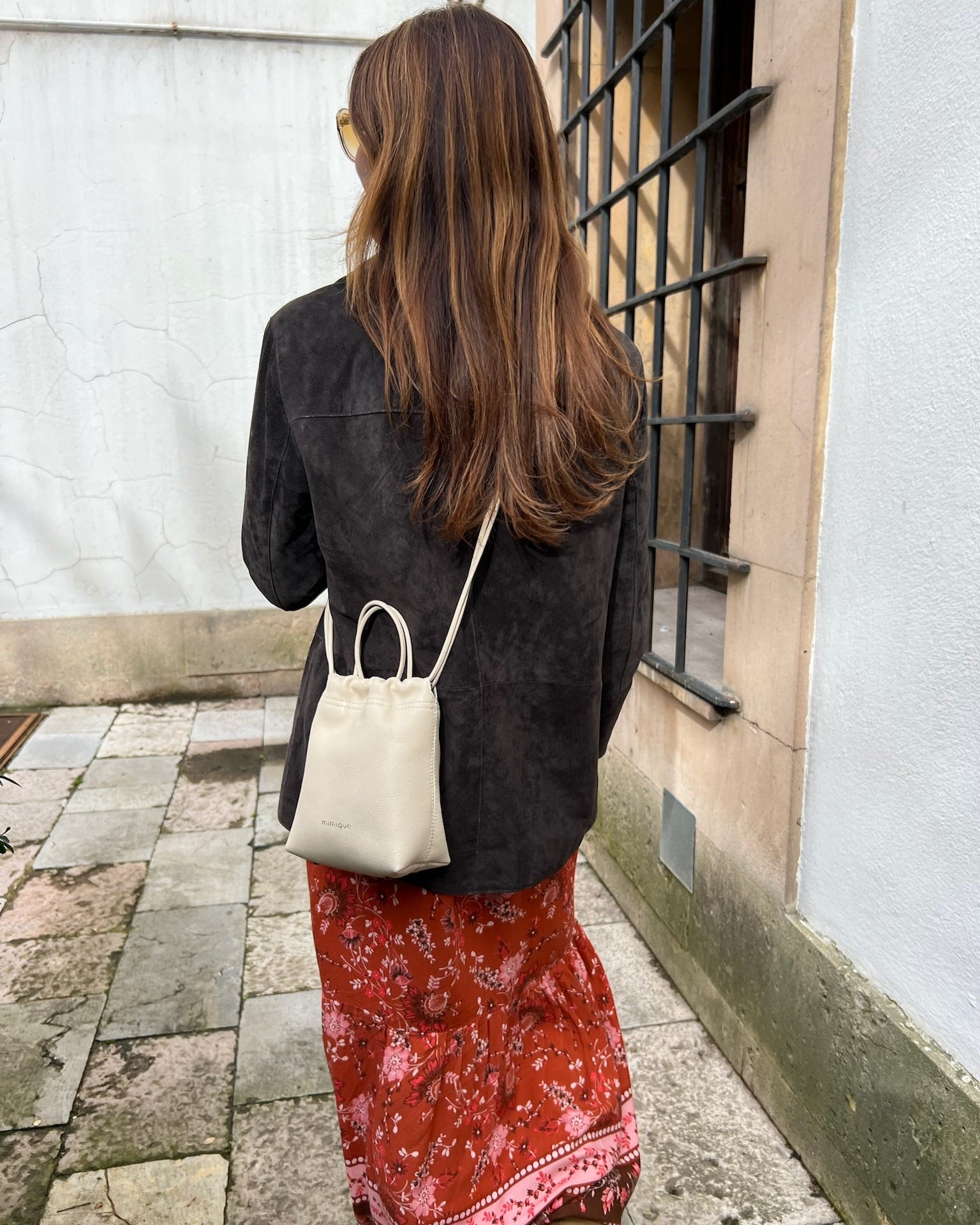 Bolso bombonera para mujer Cue color crema de Mimique. Piel y materiales de máxima calidad made in Spain. Bandolera cómoda, ligera y atemporal