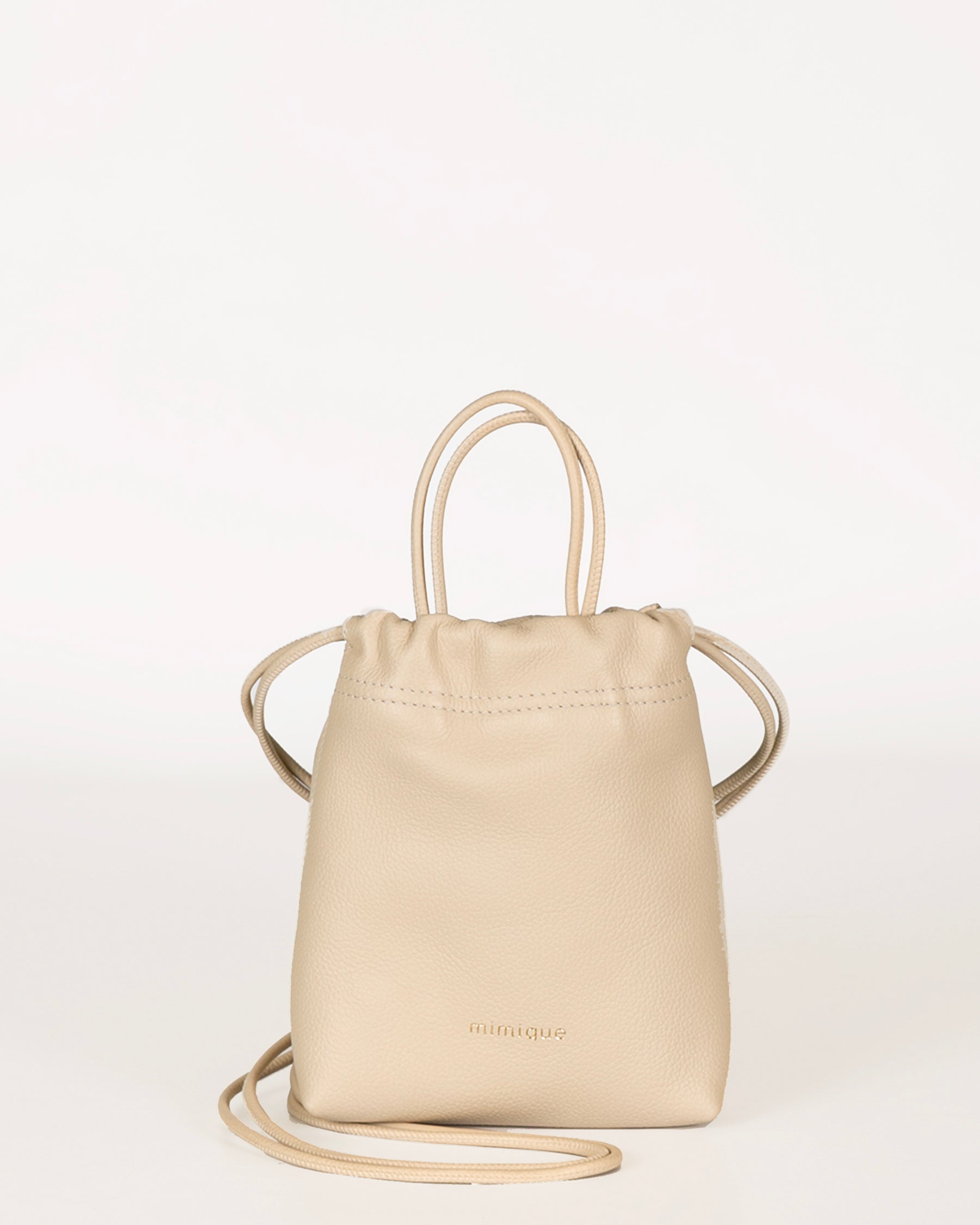 Bolso bandolera Cue color crema para mujer en piel de gran calidad. Diseño de bombonera con asa de mano. Hecho en España - Mimique