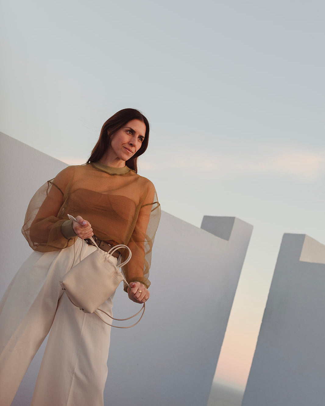 Mini bombonera Cue color crema de Mimique para mujer. Piel de máxima calidad. Con bandolera y asa de mano. Cómodo y ligero
