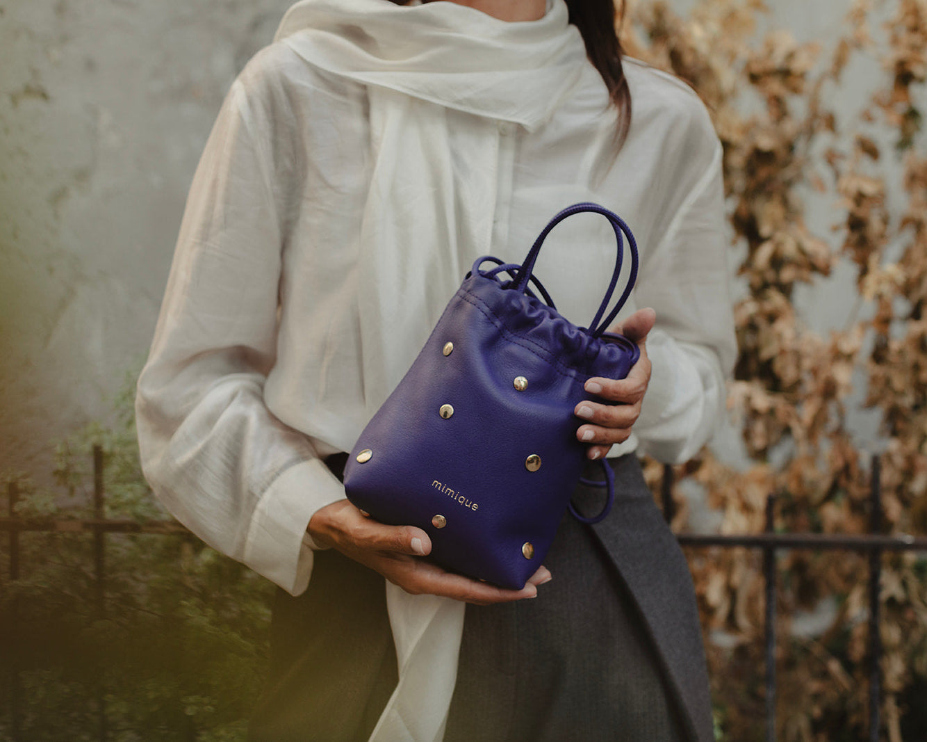 Bolso bombonera Cue dots azul eléctrico con tachuelas doradas hecho a mano en España