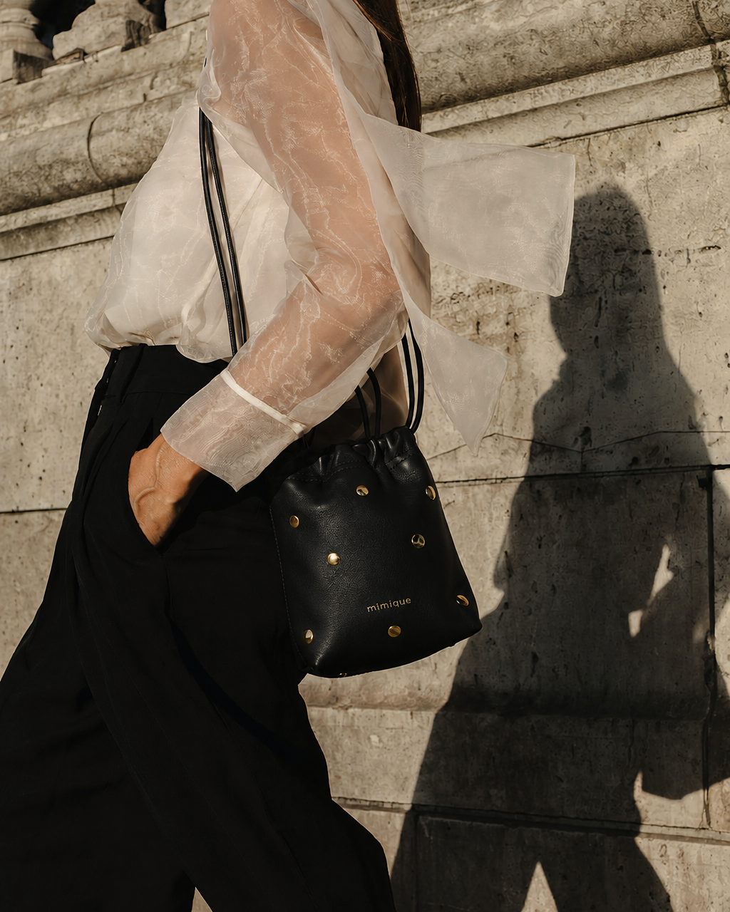 Bolso Cue dots negro de Mimique bombonera con tachuelas doradas de gran calidad hecho a mano en España