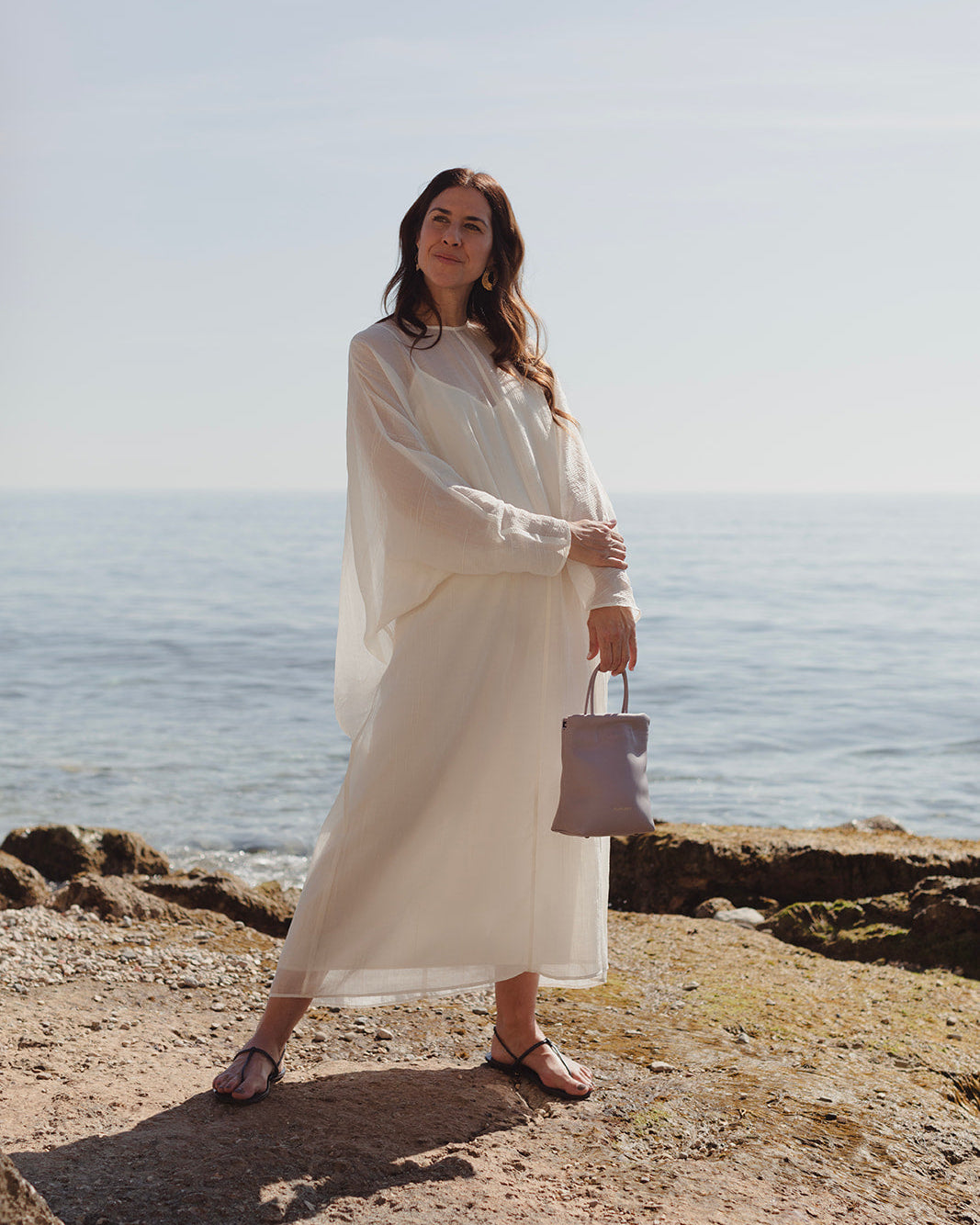 Bombonera pequeña Cue color lavanda para mujer en piel premium. Con bandolera y asa de mano. Fabricación artesanal en España - Mimique