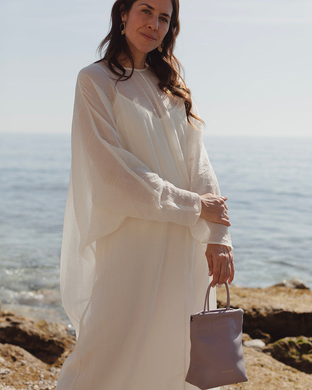 Mini bombonera Cue color lavanda lila para mujer en piel premium. Con bandolera y asa de mano. Hecho en España - Mimique
