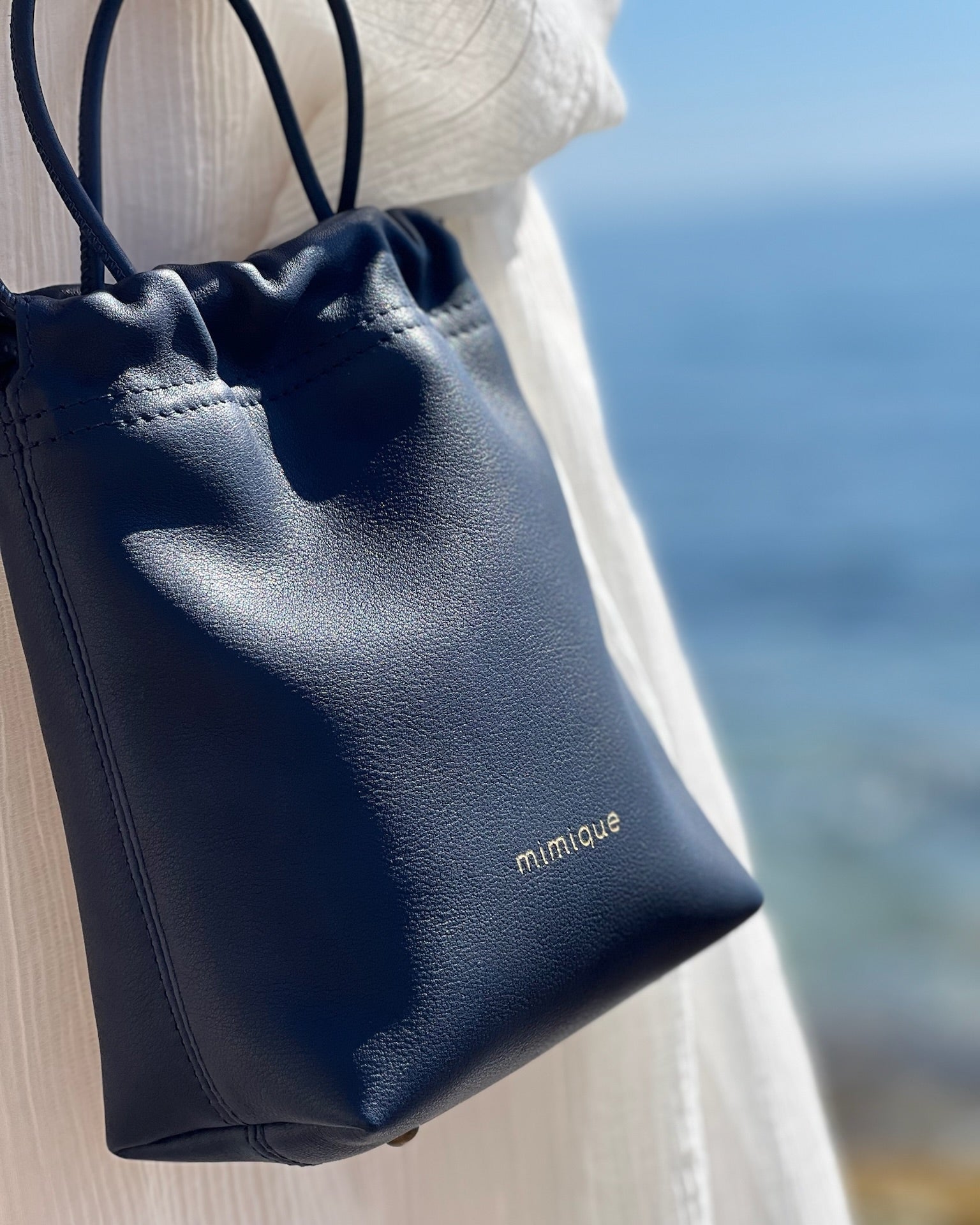 Bolso pequeño de piel para mujer Cue de Mimique color navy. Bandolera cómoda y ligera hecha de forma artesanal en España