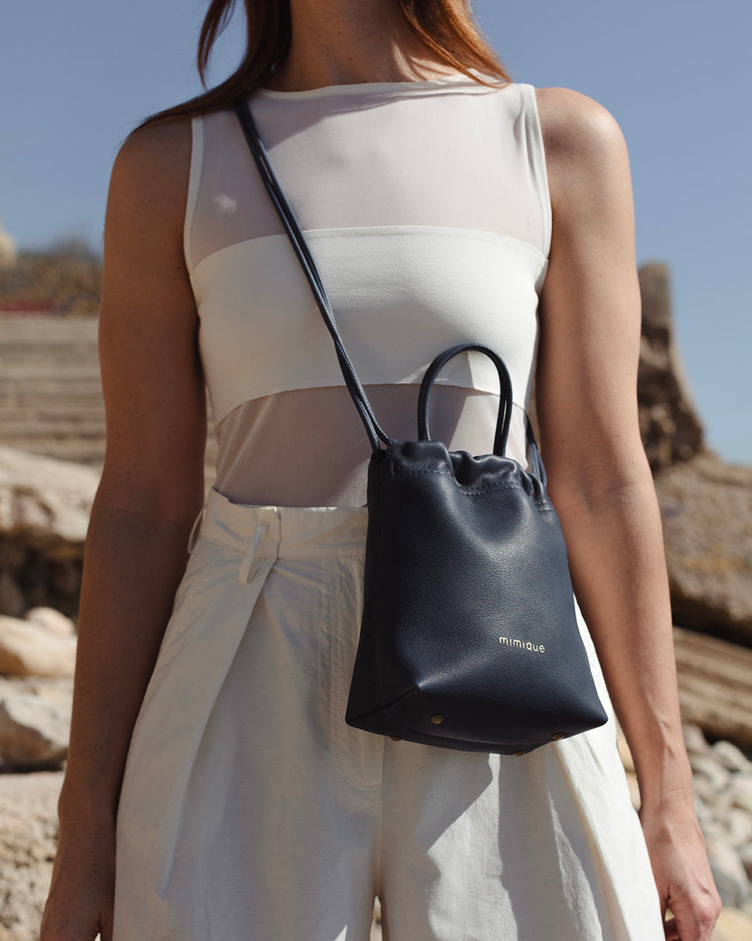 Mini bolso de piel para mujer Cue de Mimique color navy. Bandolera cómoda y ligera made in Spain. Gran capacidad