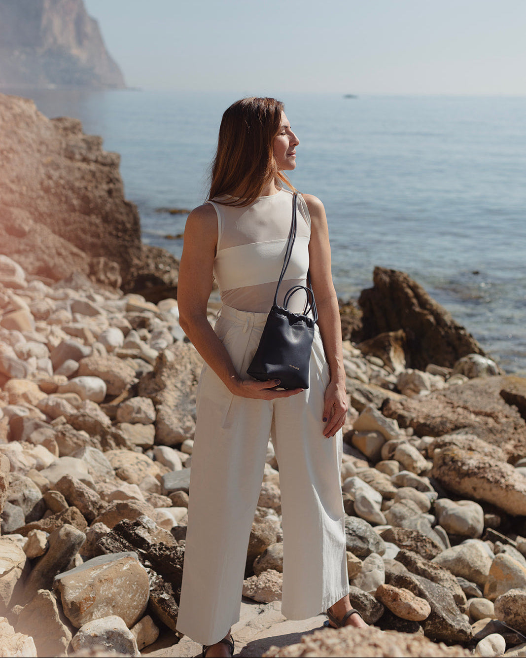 Bolso pequeño de piel para mujer Cue de Mimique color navy. Bandolera cómoda y ligera hecha de forma artesanal en España