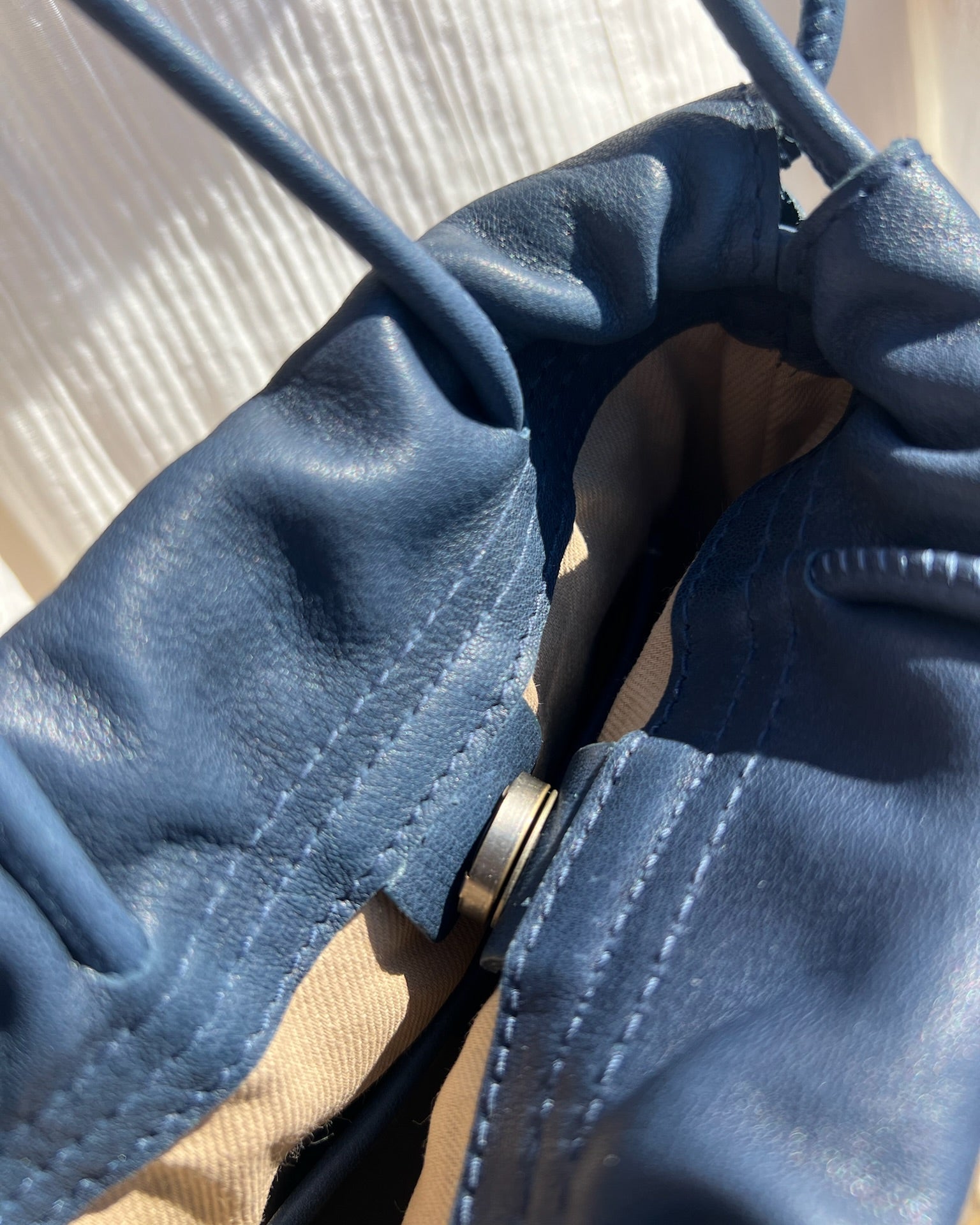 Bolso bombonera para mujer Cue de Mimique en piel navy azul marino de gran calidad. Cierre seguro con imán y fruncido