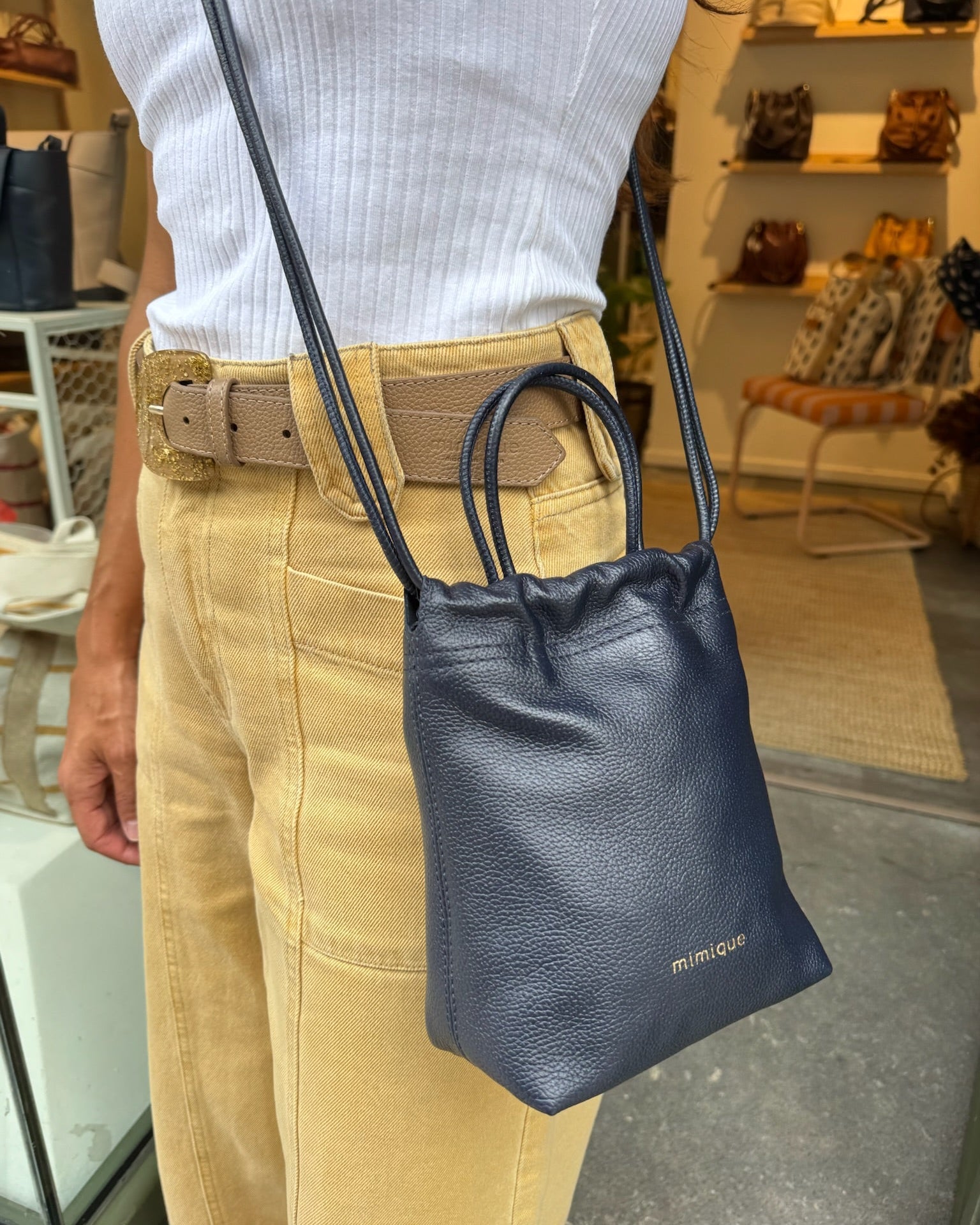 Mini bolso de piel para mujer Cue de Mimique color navy. Bandolera cómoda y ligera made in Spain. Gran capacidad