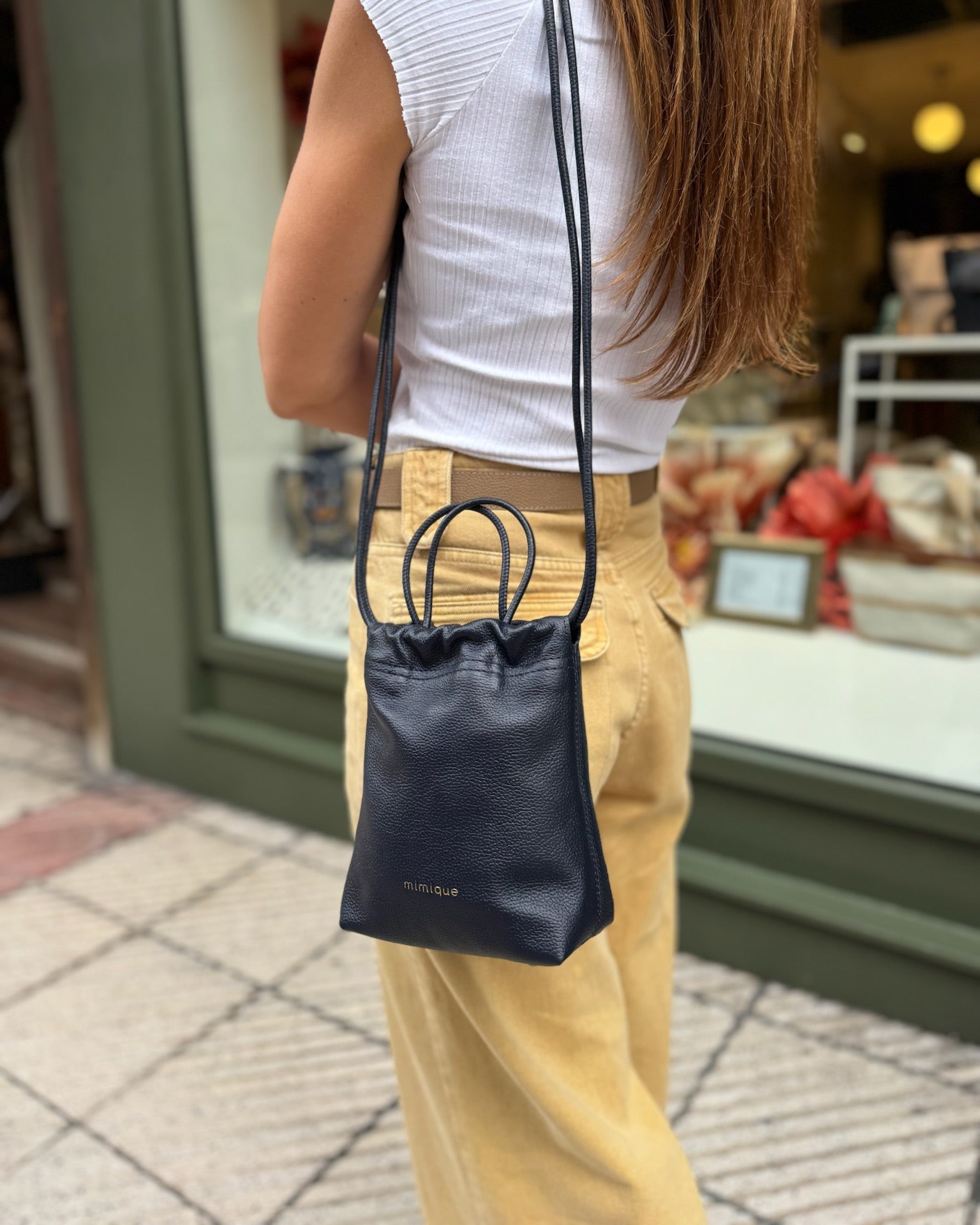 Bolso bombonera pequeña de piel premium para mujer Cue de Mimique color navy. Bandolera cómoda y ligera made in spain