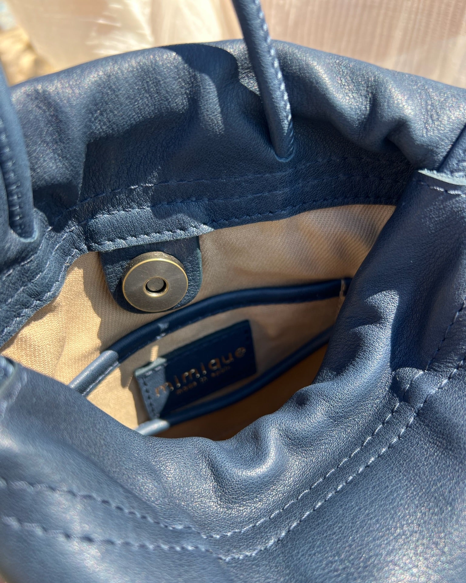 Bolso bombonera para mujer Cue de Mimique en piel navy de gran calidad. Bandolera made in Spain. Forro y bolsillo interior