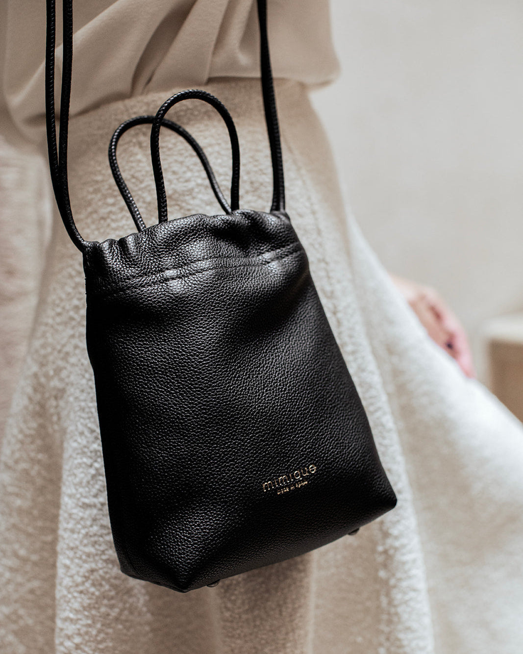 Cue negro bolso bandolera para mujer de piel de la mejor calidad hecho en España por Mimique