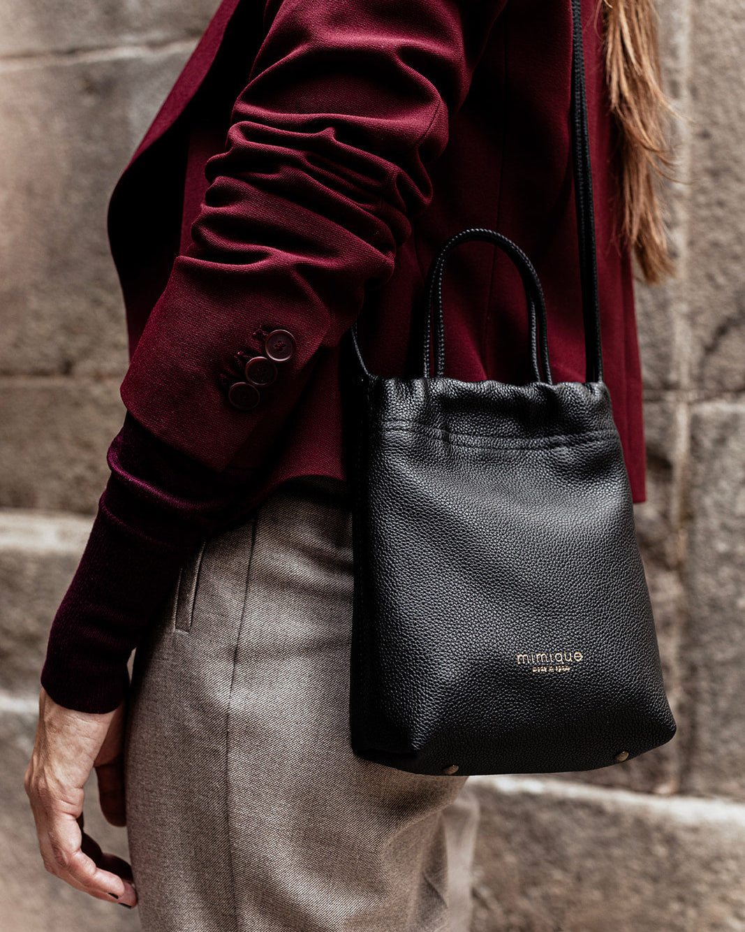 Bolso bombonera pequeño pero de gran capacidad Cue en piel de alta calidad color negro | Mimique