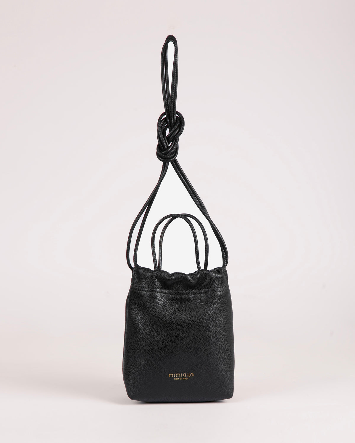 Mini Bolso bandolera de piel negro Cue de Mimique. Hecho a mano en España. Cómodo y ligero