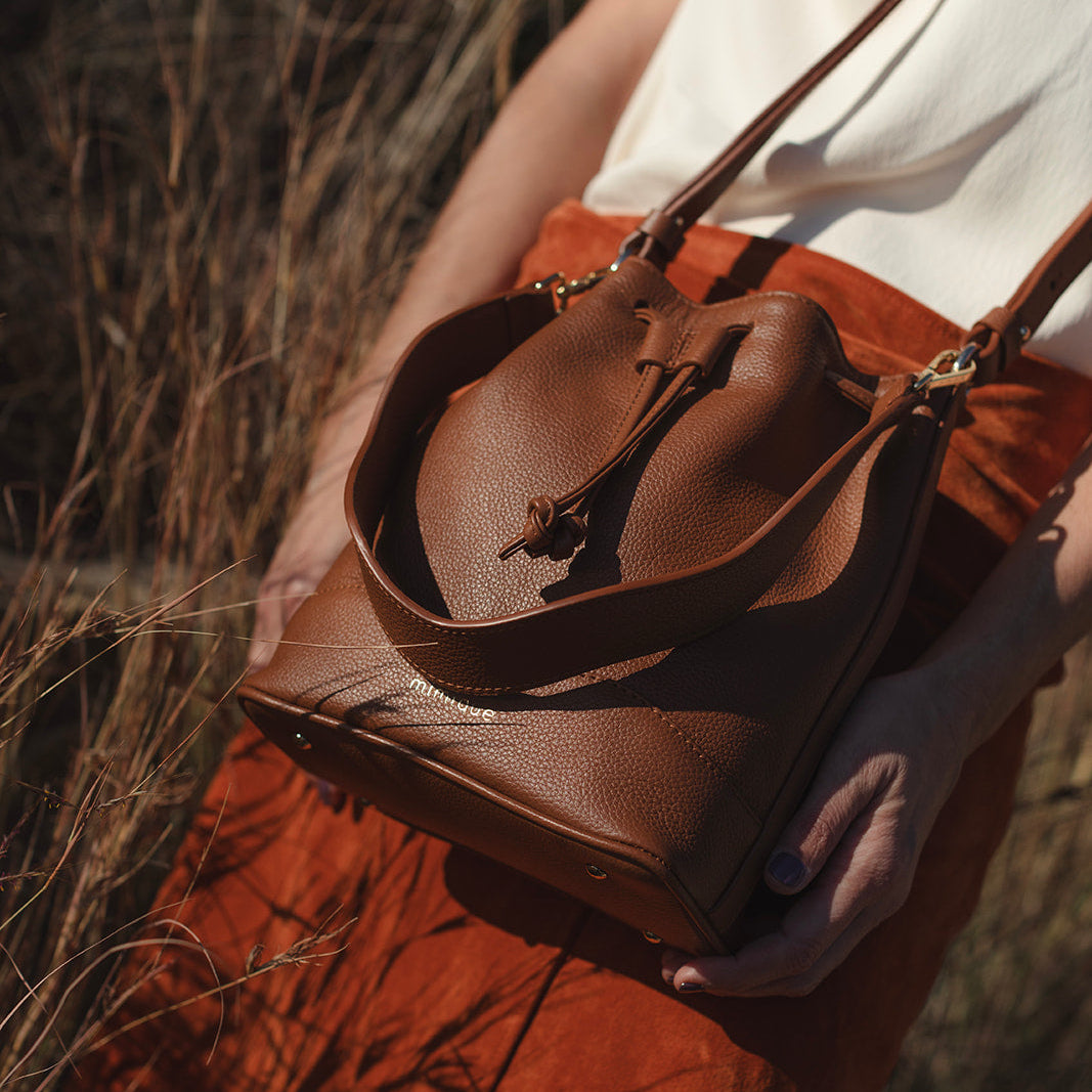 Bolso bombonera premium Serín de Mimique en piel marrón de alta calidad made in spain. Diseño atemporal para mujer