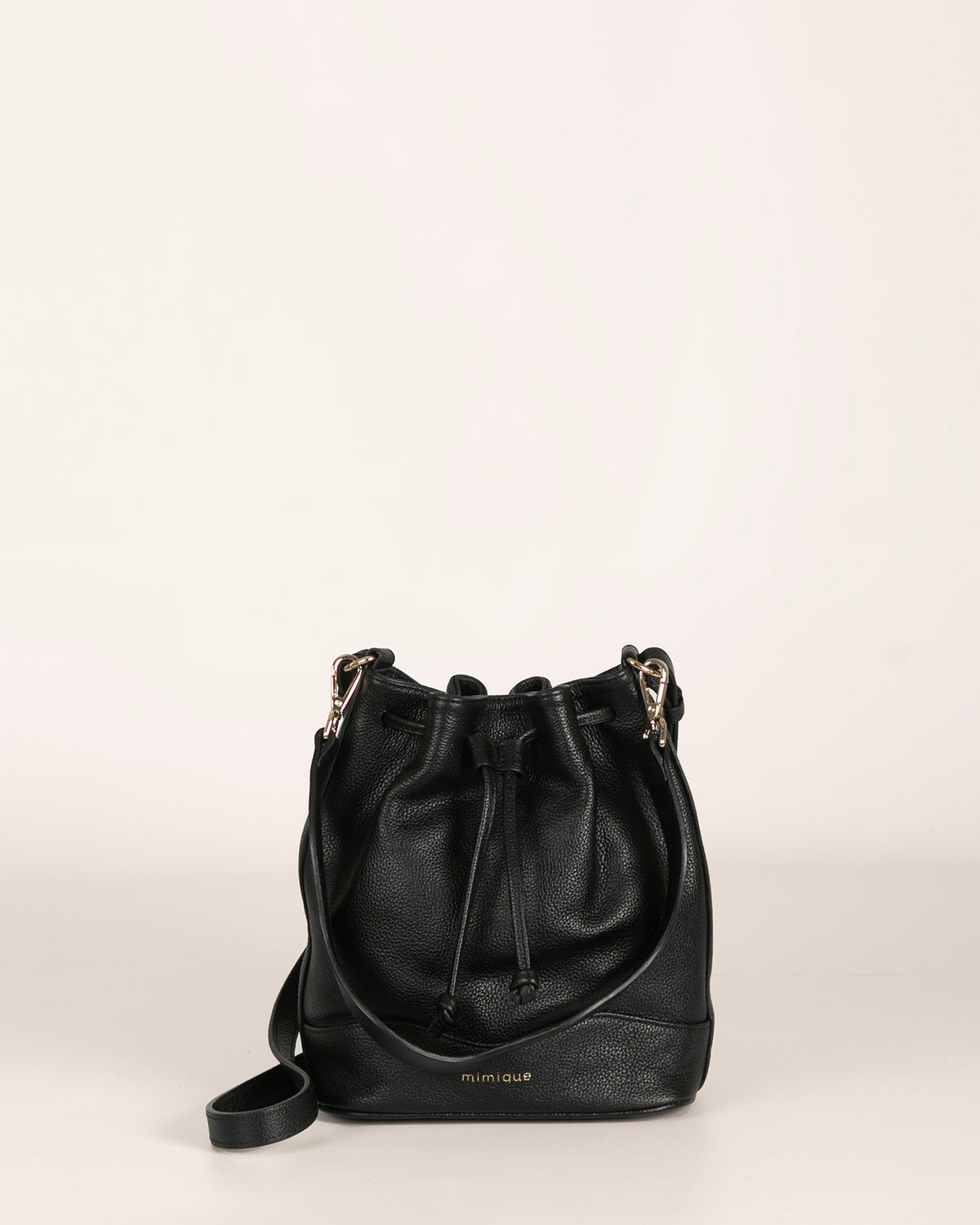 Bolso bombonera para mujer Serín Mimique de piel negra fabricado en España dispone de asa regulable