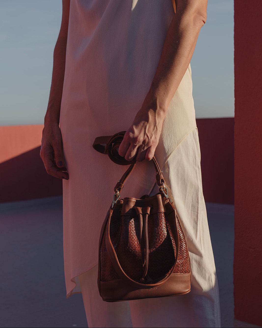 Serín marrón coñac de Mimique bolso bombonera para mujer en piel trenzada de alta calidad. Ligero, resistente y atemporal